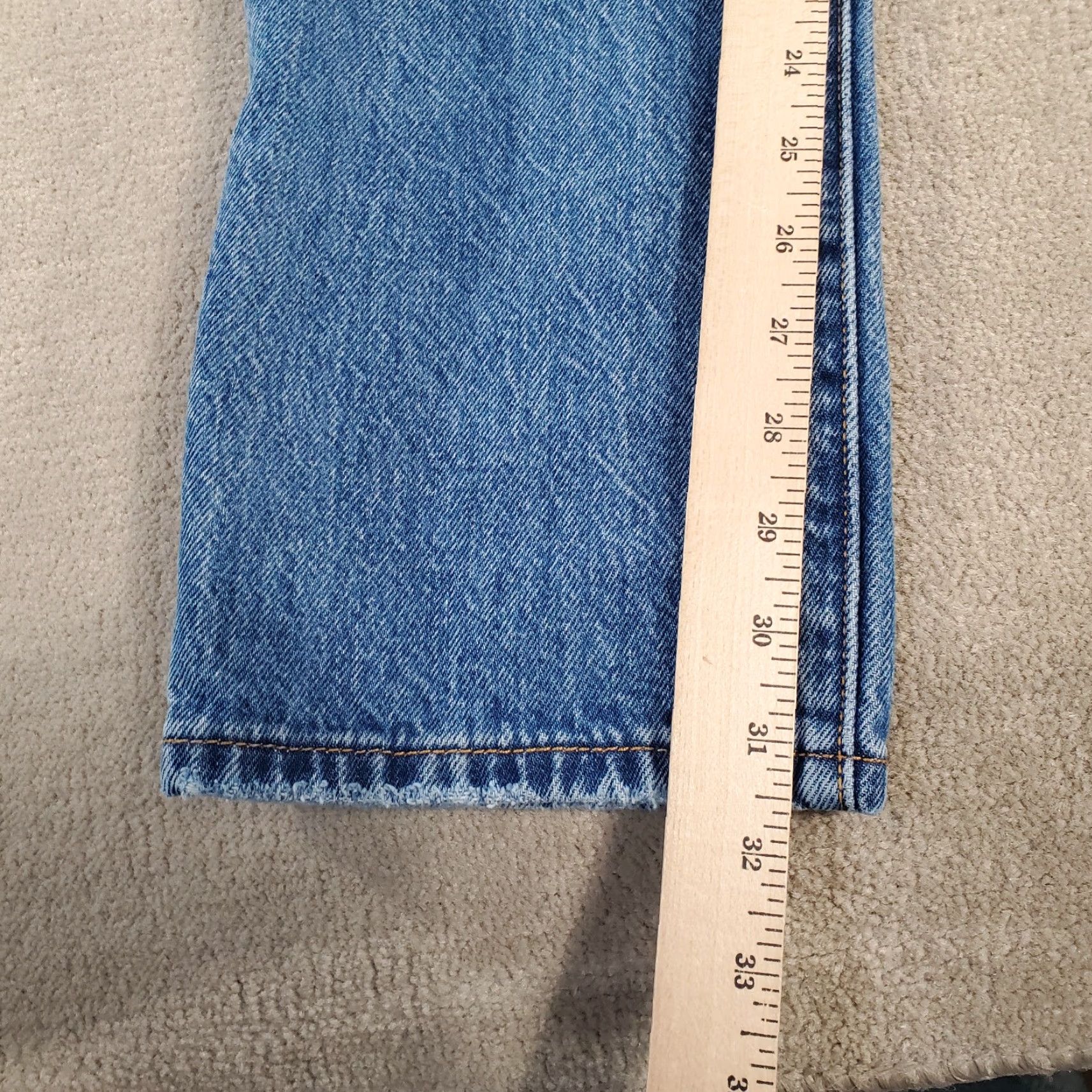 Levi's Levi's 501 Jeans Mens 30x32 Blue Straight Button Fly Medium Wash Denim Regular Inseam 32 Pockets Vintage No Current? Size US 30 / EU 46 - 6 Thumbnail