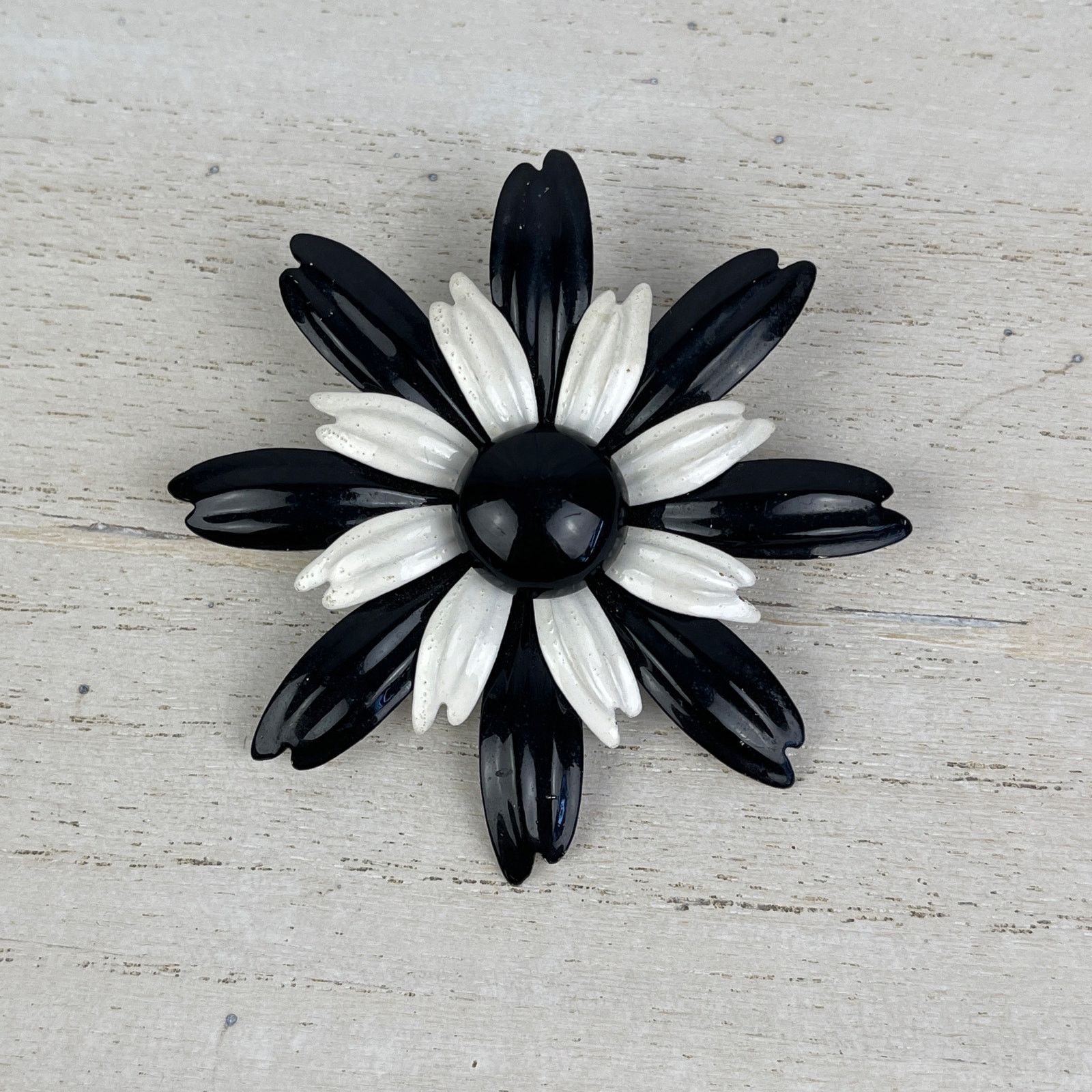 Vintage VTG 1960’s Black White Daisy Flower Brooch Pin Metal Enamel Size ONE SIZE - 1 Thumbnail