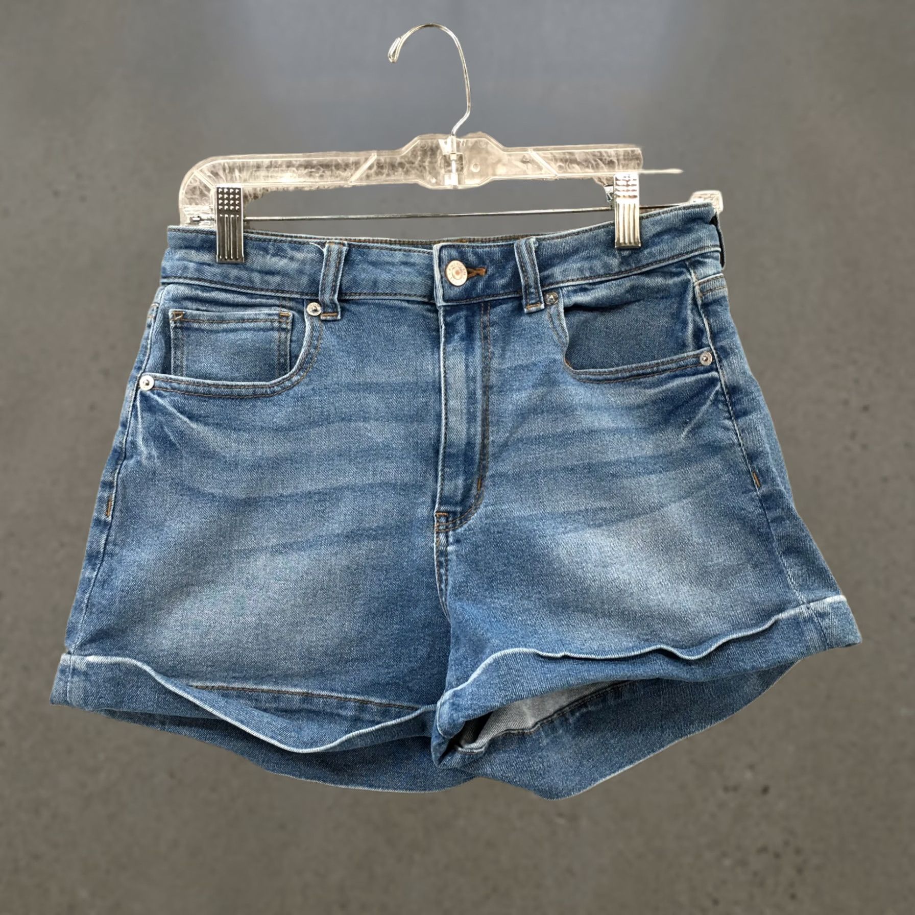 American Eagle Outfitters American Eagle Outfitters Mom Shorts Womens 6 Blue Medium Wash Denim Cuffed Button Size 28" / US 6 / IT 42 - 1 Thumbnail