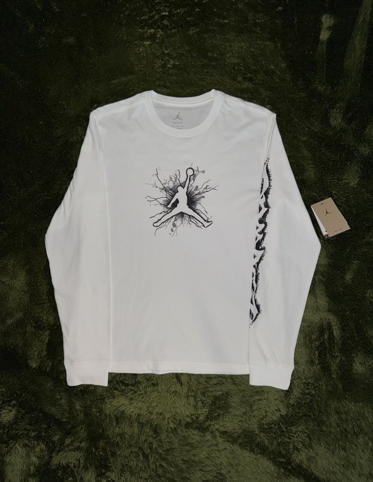 Jordan Brand [XL] Jordan Dri-FIT Sports Graphic Longsleeve White Size US XL / EU 56 / 4 - 1 Thumbnail