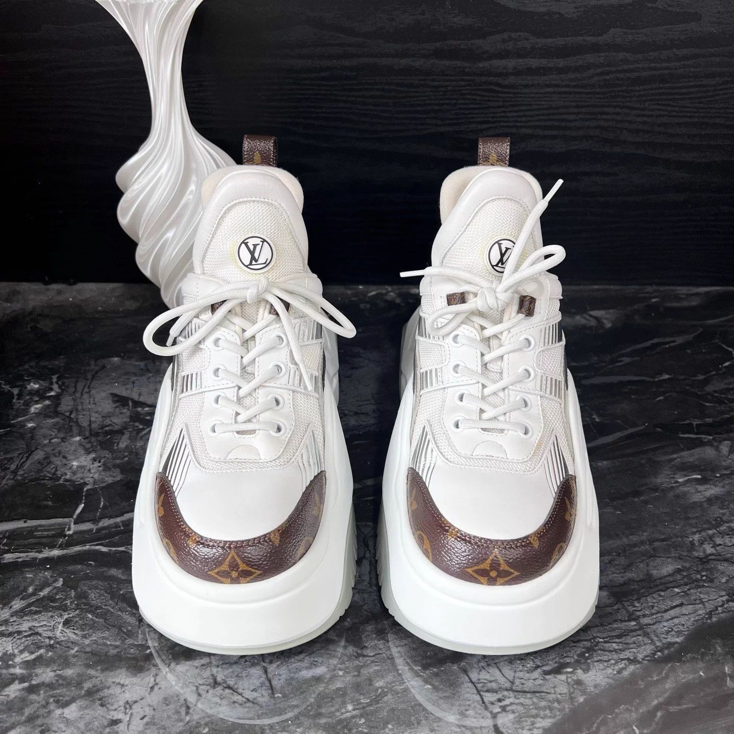 Louis Vuitton 1237/Lv Dad 2.0 Sneakers EUR39 White/Brown 95 new Size US 8 / IT 38 - 2 Thumbnail