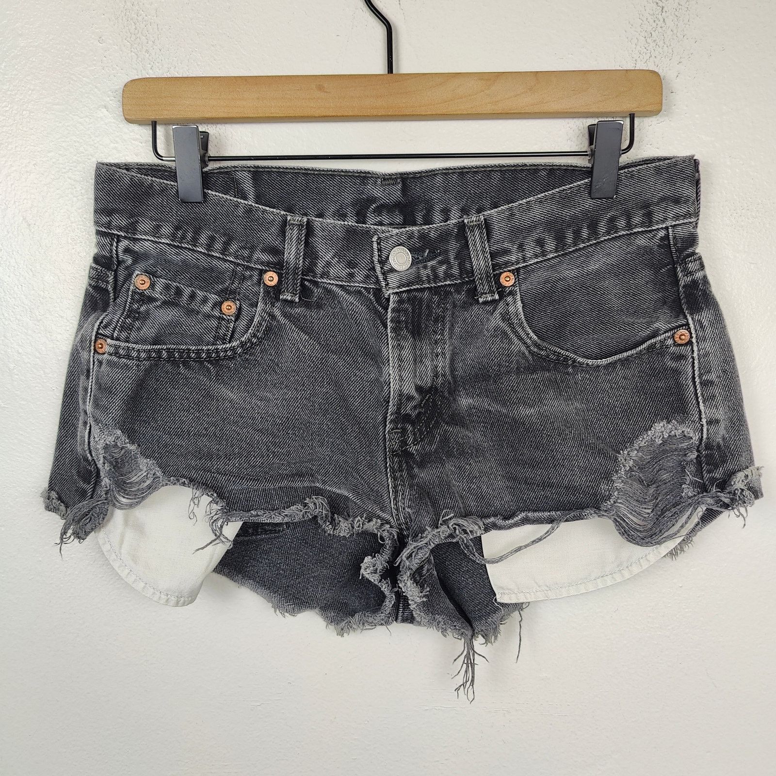 Levi's Vintage Levi's 550 Shorts Womens 10 30 90s Denim Cut-Offs Size 30" / US 8 / IT 44 - 1 Thumbnail