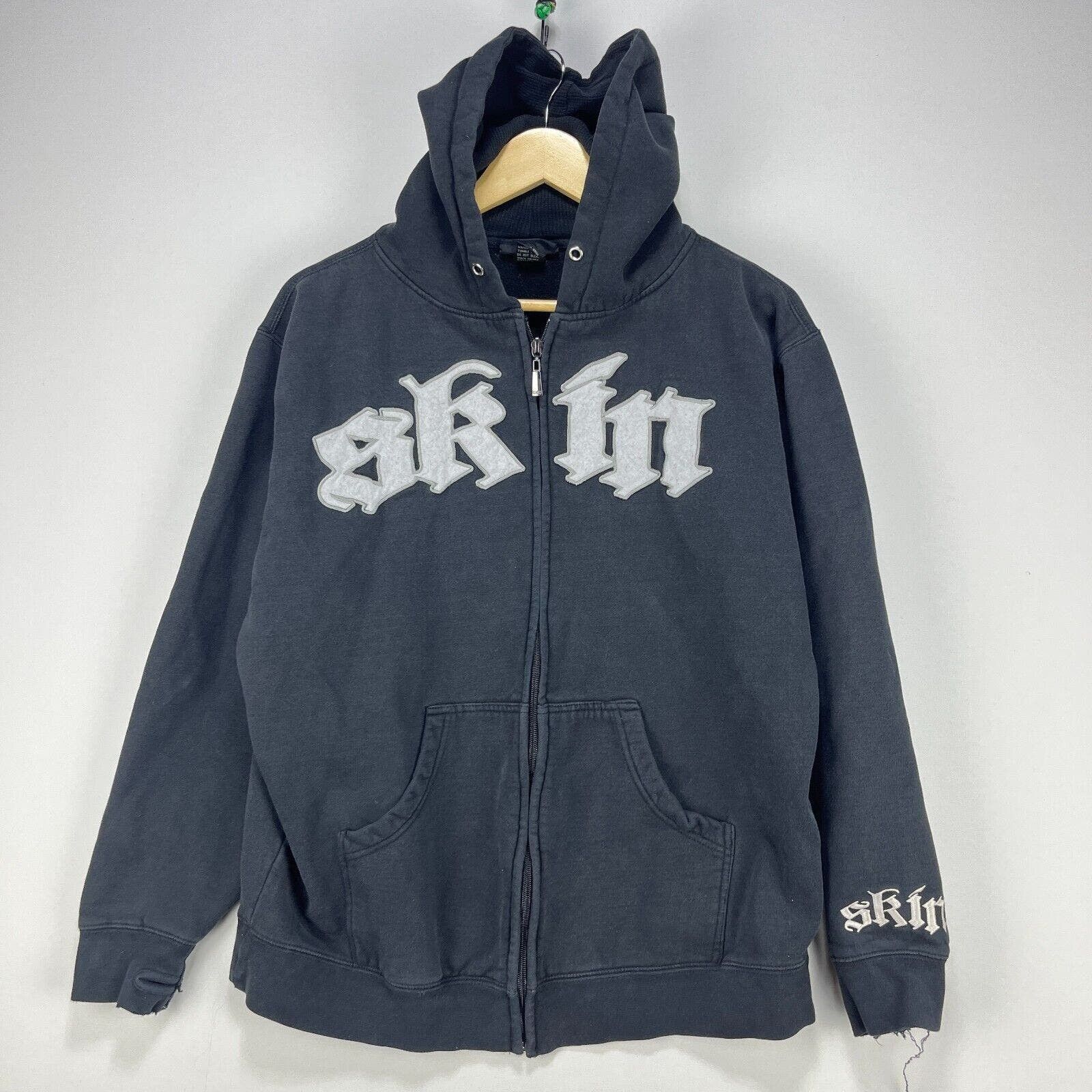 image of Vintage Y2K Skin Industries Zip Up Hoodie Medium Skater in Black, Men's