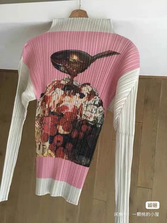 Issey Miyake Issey Miyake A pinkish-gray ice cream pleated top Size S / US 4 / IT 40 - 2 Thumbnail