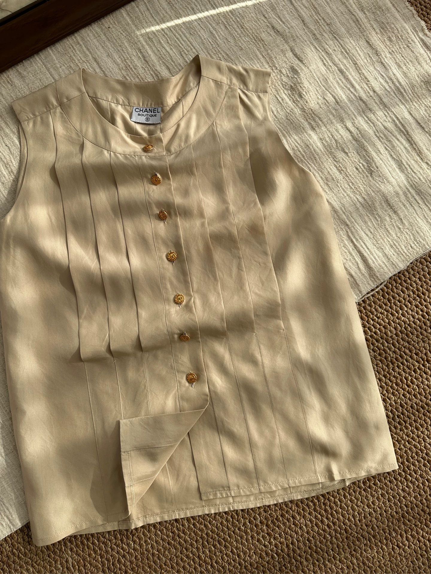 Chanel CHANEL Vintage Camellia Gold Paneled Blouse Women Beige Size M / US 6-8 / IT 42-44 - 1 Thumbnail