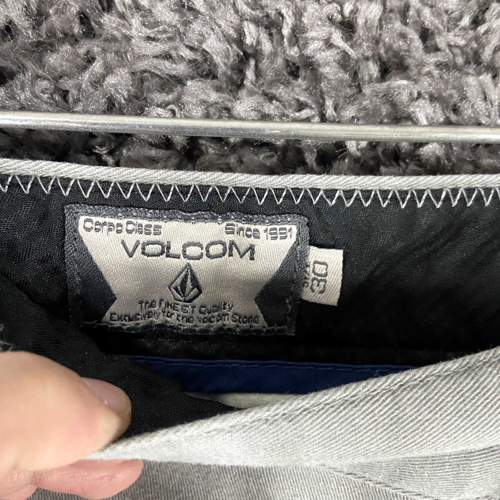 Volcom Volcom Shorts Men 30 Gray Chino Regular Size 30 Mens Size US 30 / EU 46 - 4 Thumbnail