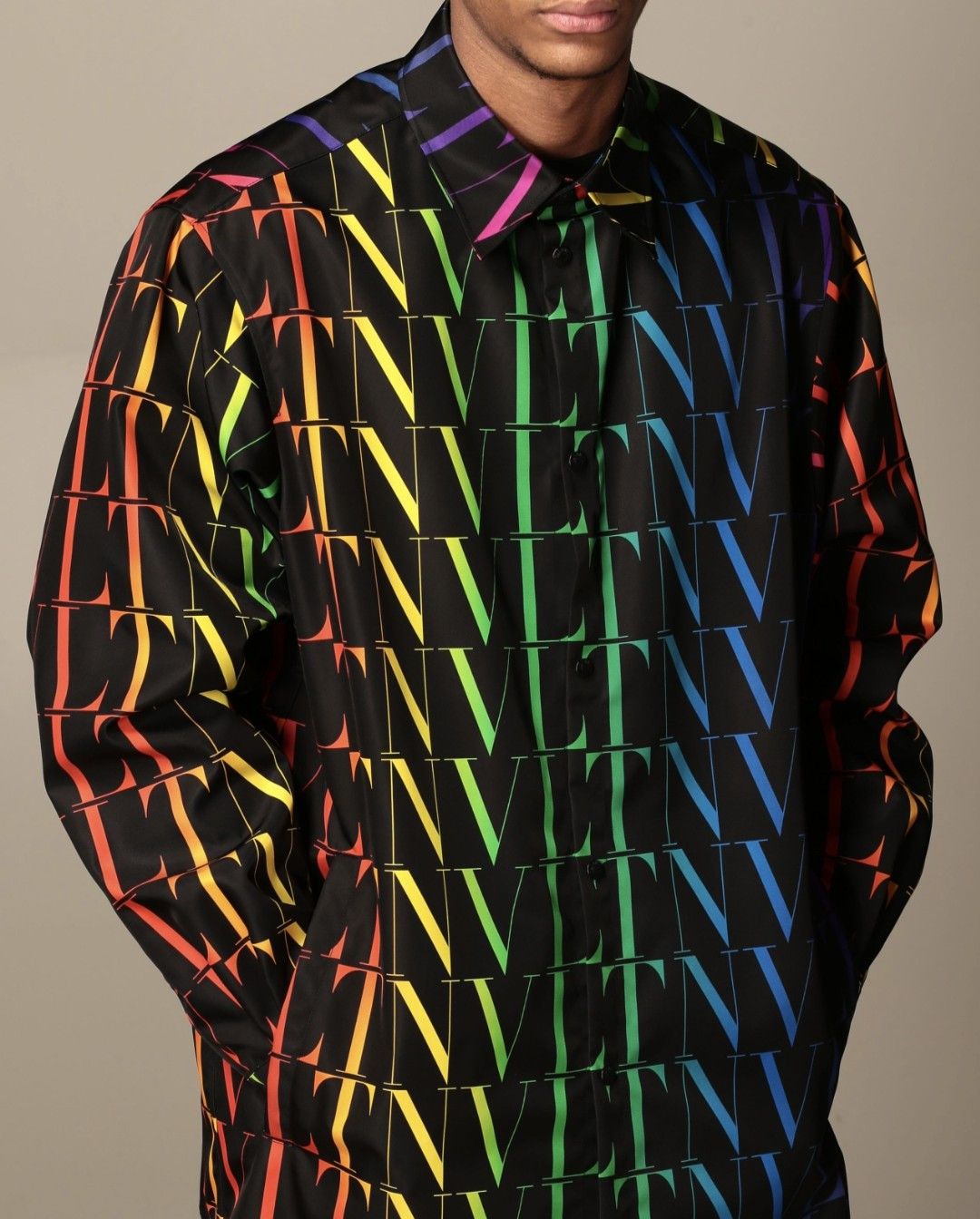 Valentino Oversized "VLTN" Multi Logo Print Overshirt Size US S / EU 44-46 / 1 - 1 Thumbnail