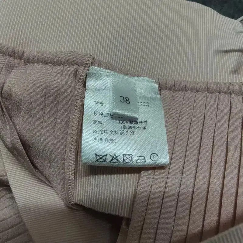 Givenchy Givenchy Pink Women's Pleated Skirt . Size 23" - 4 Thumbnail