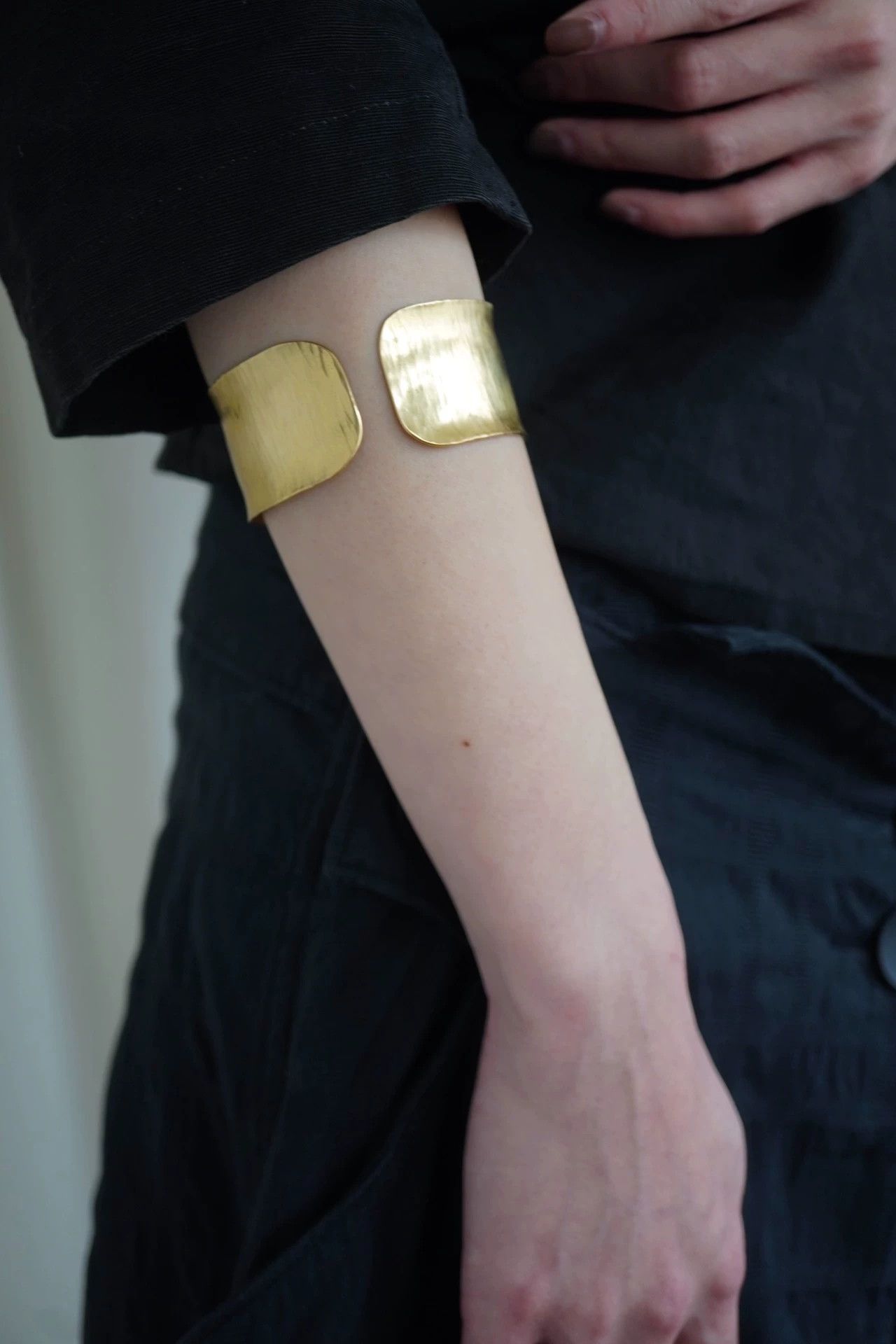 Other zooSelect Handmade Chiseled Brass Rippled Bracelet Size ONE SIZE - 9 Thumbnail