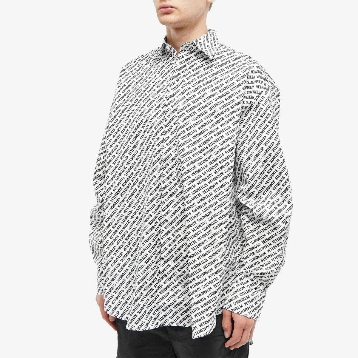 Vetements o1y0924 Logo Print Shirt in White Size US S / EU 44-46 / 1 - 2 Thumbnail