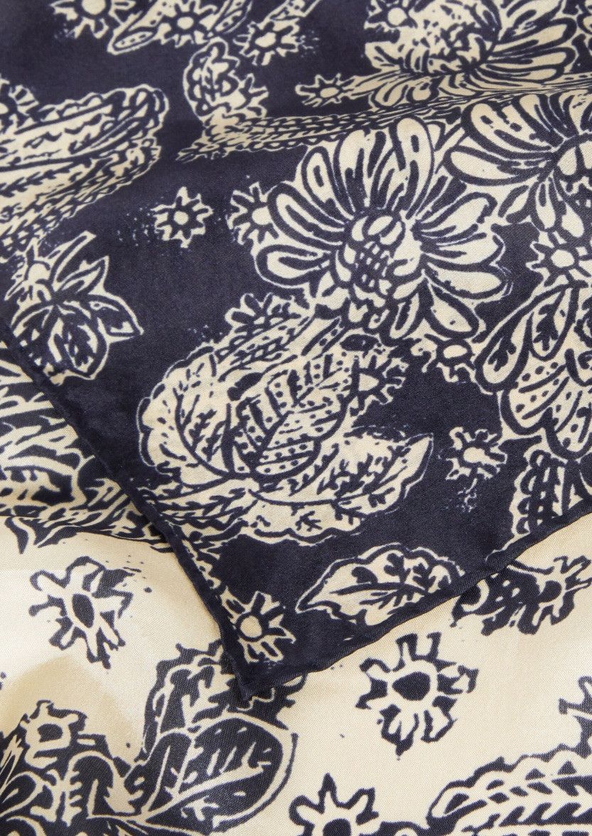 Loro Piana o1srvl11e0325 FAO0387 Size: OS / Scarf in Navy Blue & White Size ONE SIZE - 2 Thumbnail