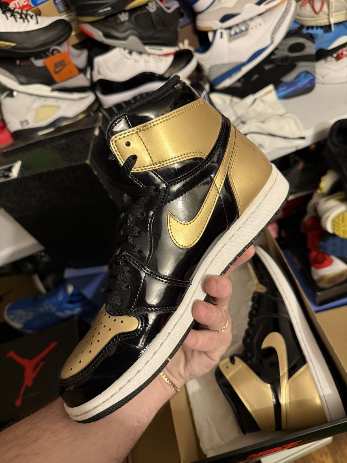 Jordan Brand Jordan retro 1 gold toe sz 10 Size US 10 / EU 43 - 3 Thumbnail