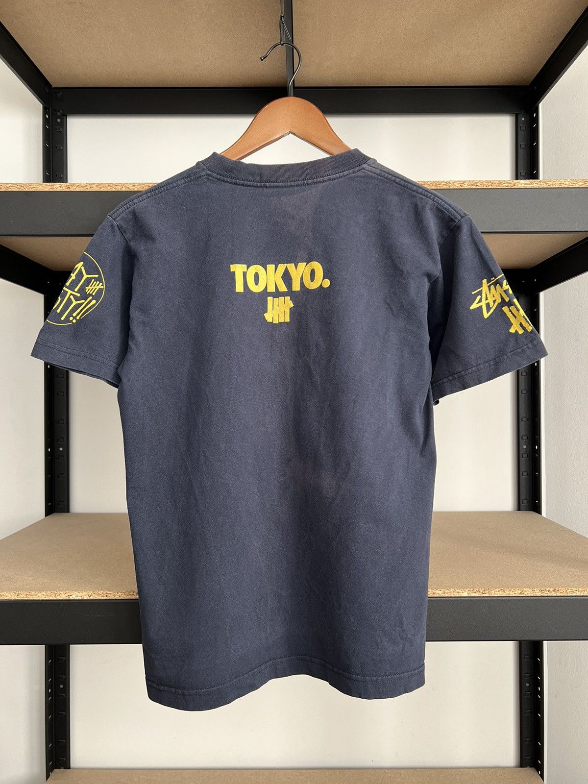 Stussy Vintage 2000s Stussy Undefeated Play Dirty Tokyo T-shirt Size US S / EU 44-46 / 1 - 2 Thumbnail