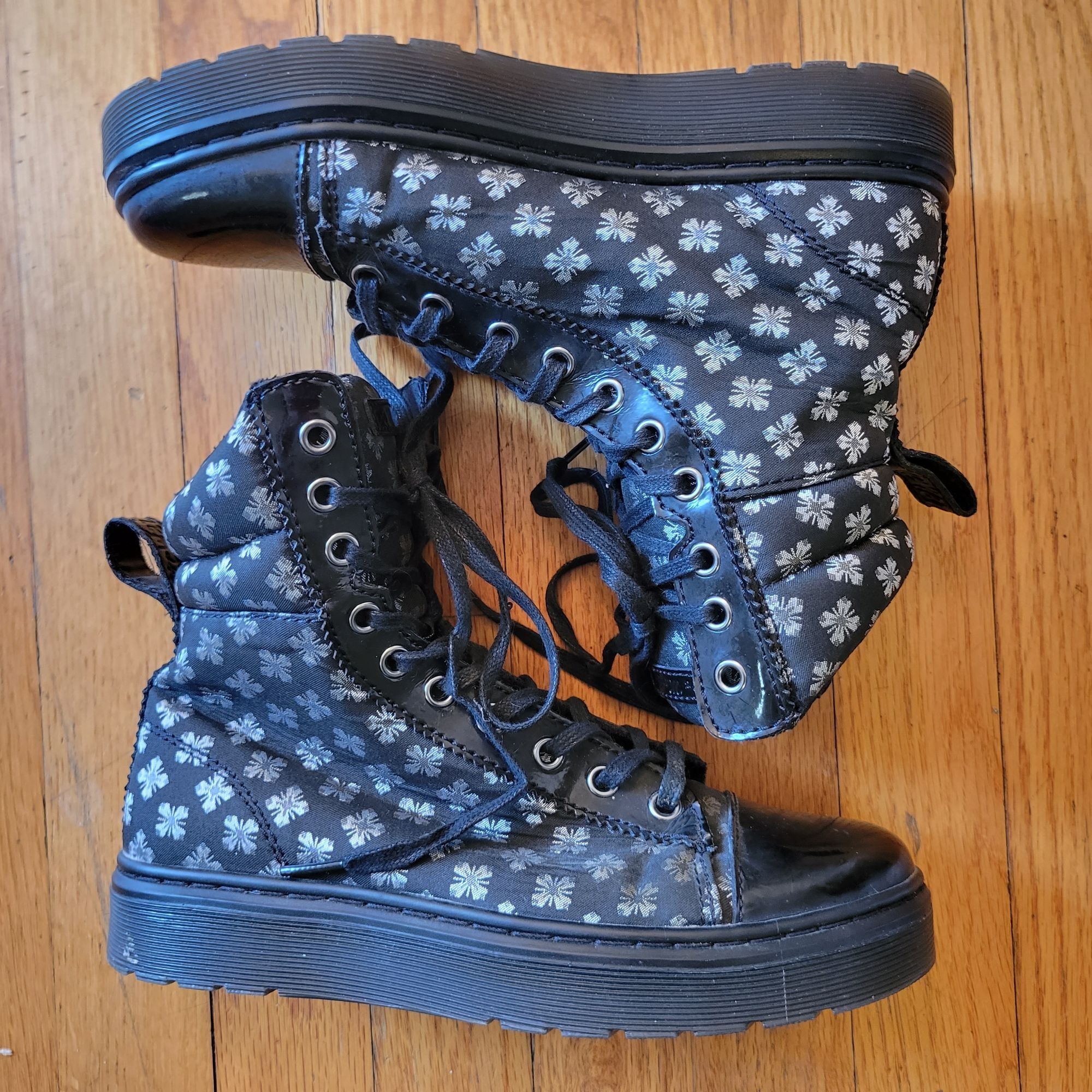 Floral canvas dr martens deals