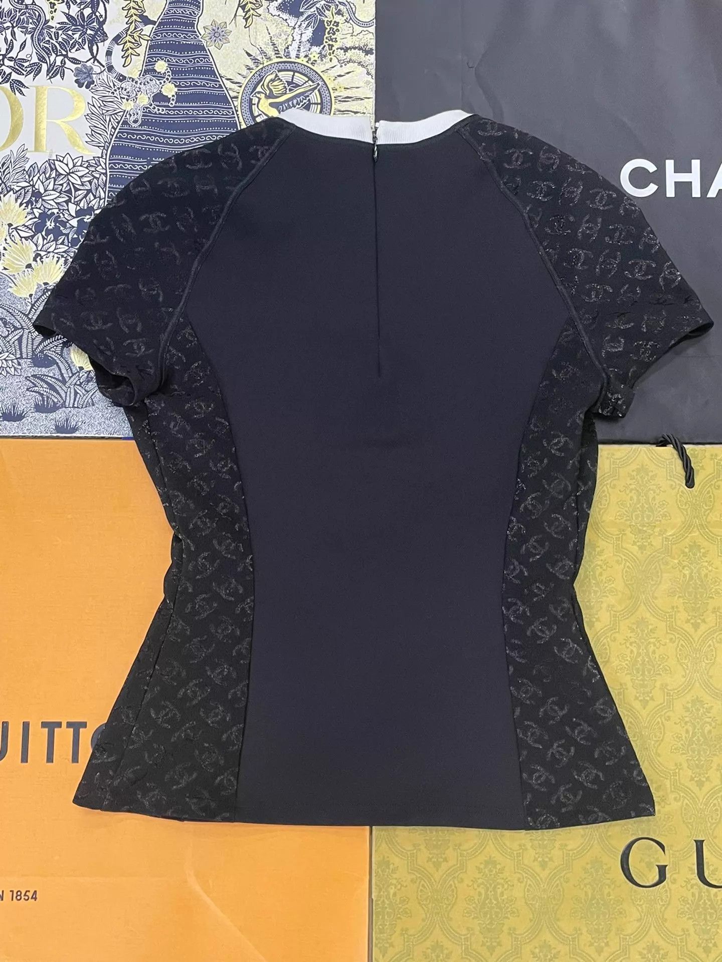 Chanel Chanel 24C Black Slim Logo Short Sleeve FR38 Size S / US 4 / IT 40 - 2 Thumbnail