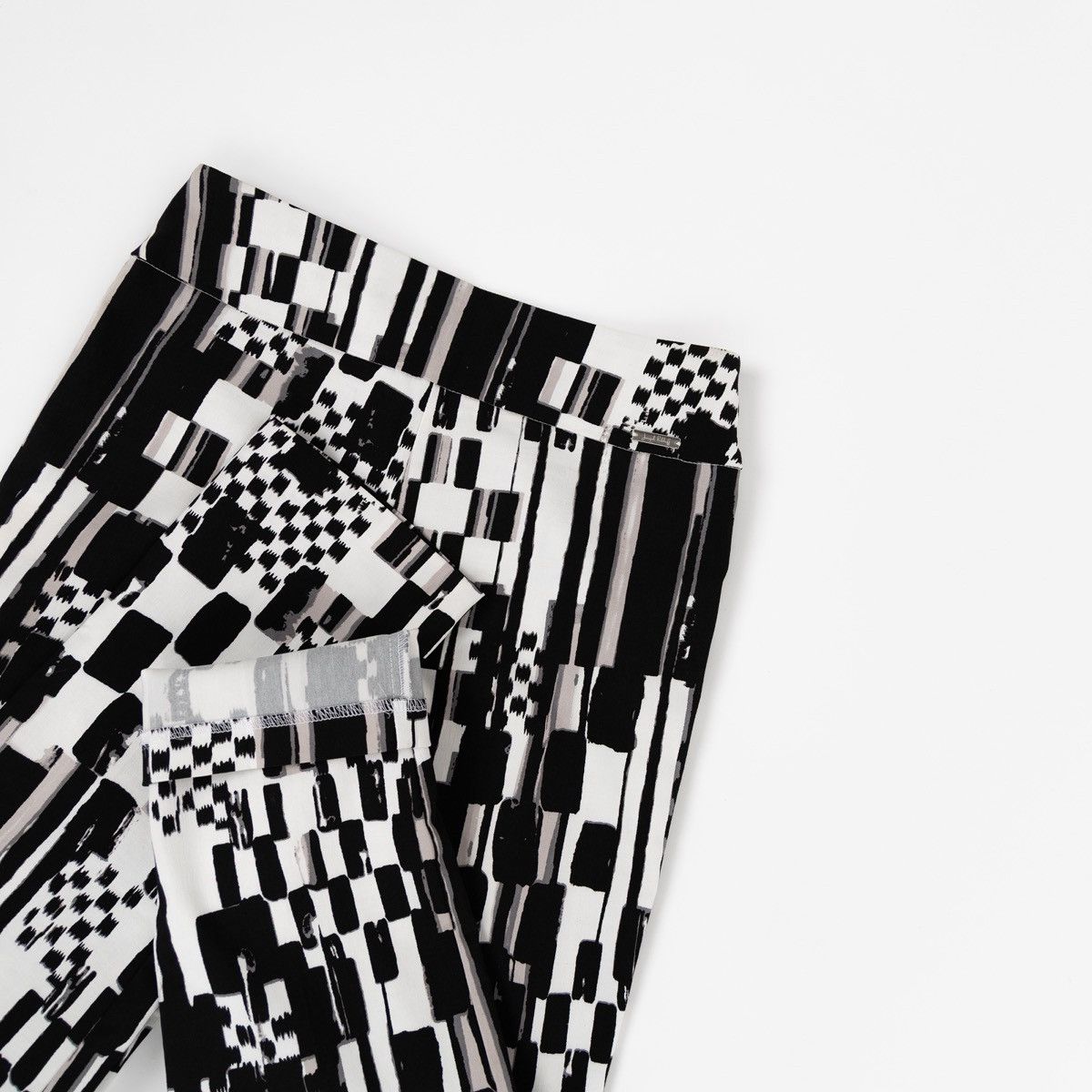 Joseph Ribkoff Joseph Ribkoff Women Geometric Black White Trousers Slim Fit Size 30" / US 8 / IT 44 - 4 Thumbnail