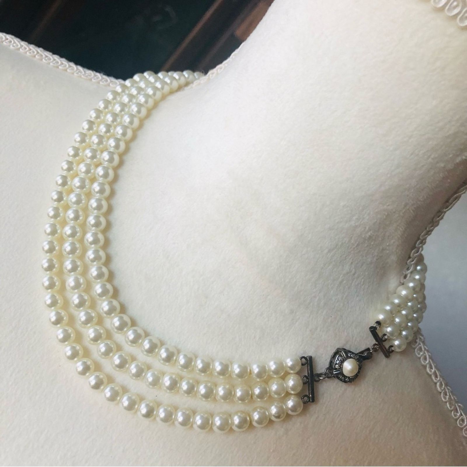 Vintage Vintage Feinberg triple strand white glass pearl necklace Size ONE SIZE - 1 Thumbnail
