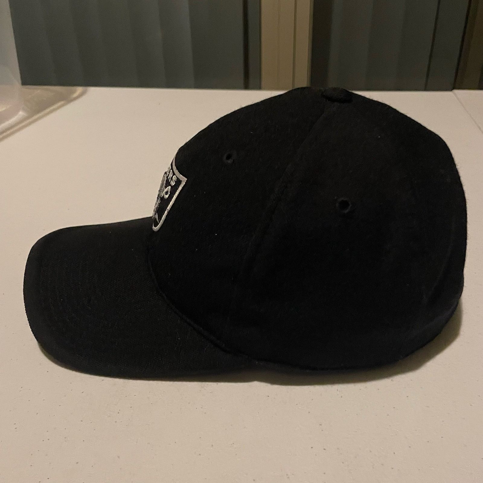 NFL × Nike Las Vegas Oakland Raiders NFL x Nike Team Fitted Size 7 1/8 Size ONE SIZE - 3 Thumbnail