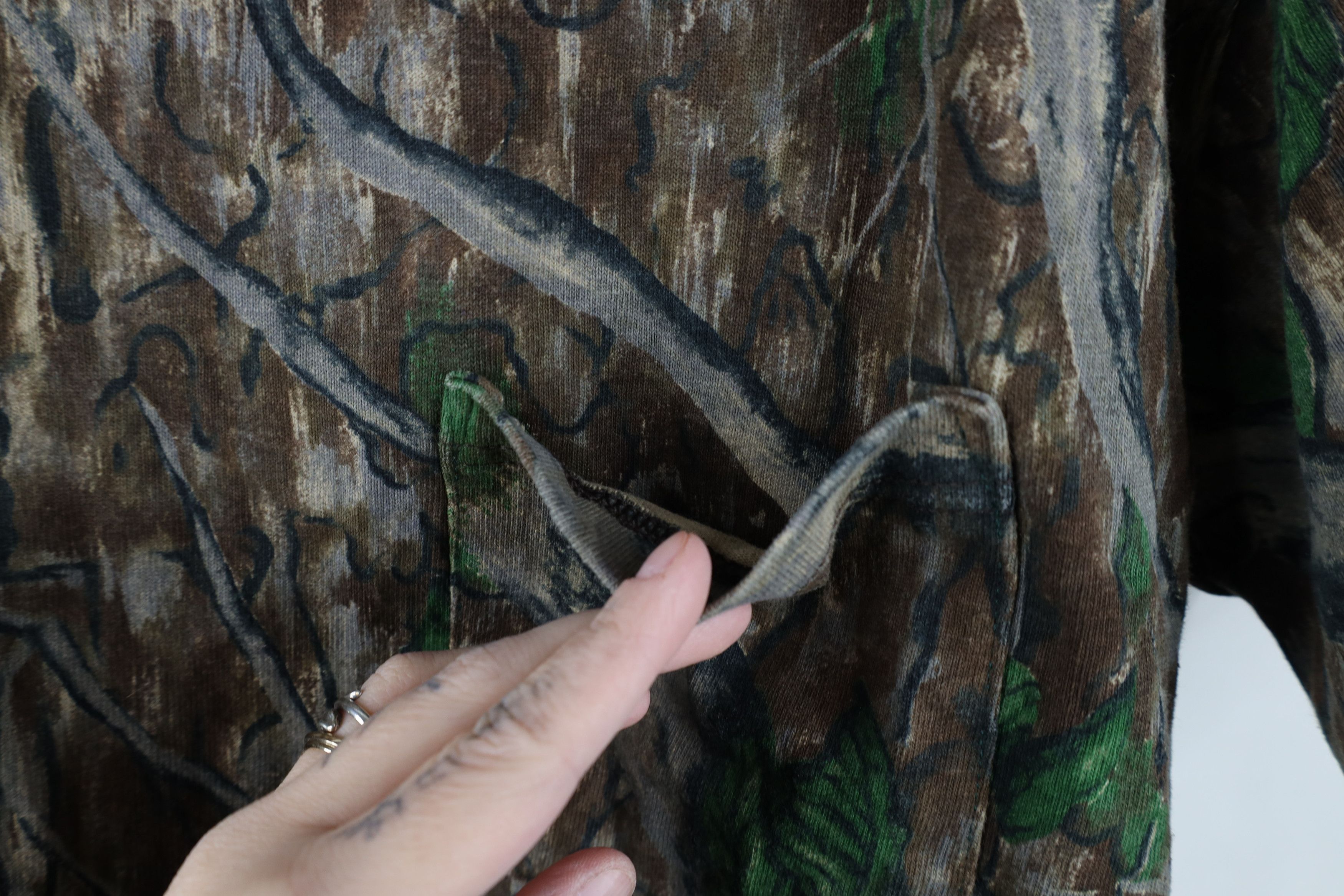 Vintage Vintage 90s Streetwear Cut Off Camouflage Pocket T-Shirt USA Size US L / EU 52-54 / 3 - 7 Thumbnail