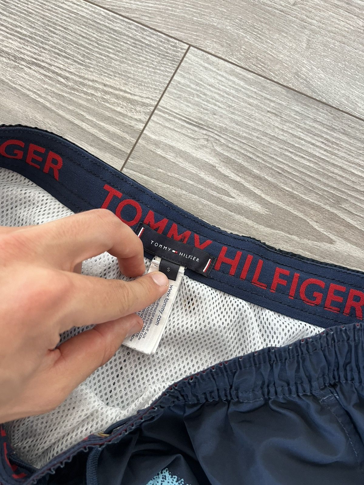 Tommy Hilfiger Tommy Hilfiger Overprinted Bahama Beach Swimming Shorts Size US 30 / EU 46 - 15 Thumbnail