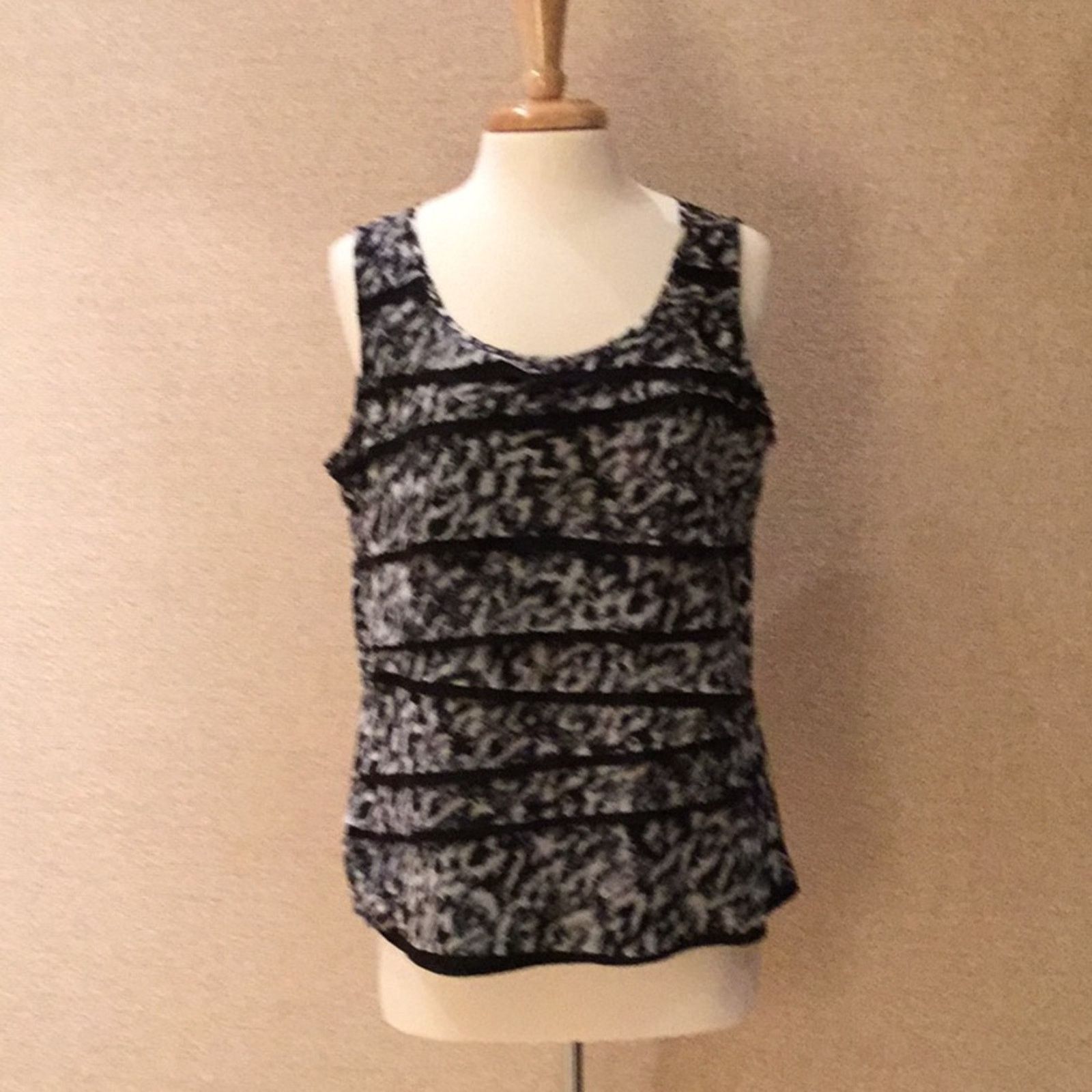 Other Chico's Ruffle Front Black White Top Tank Size 2/L/12 Size M / US 6-8 / IT 42-44 - 1 Thumbnail