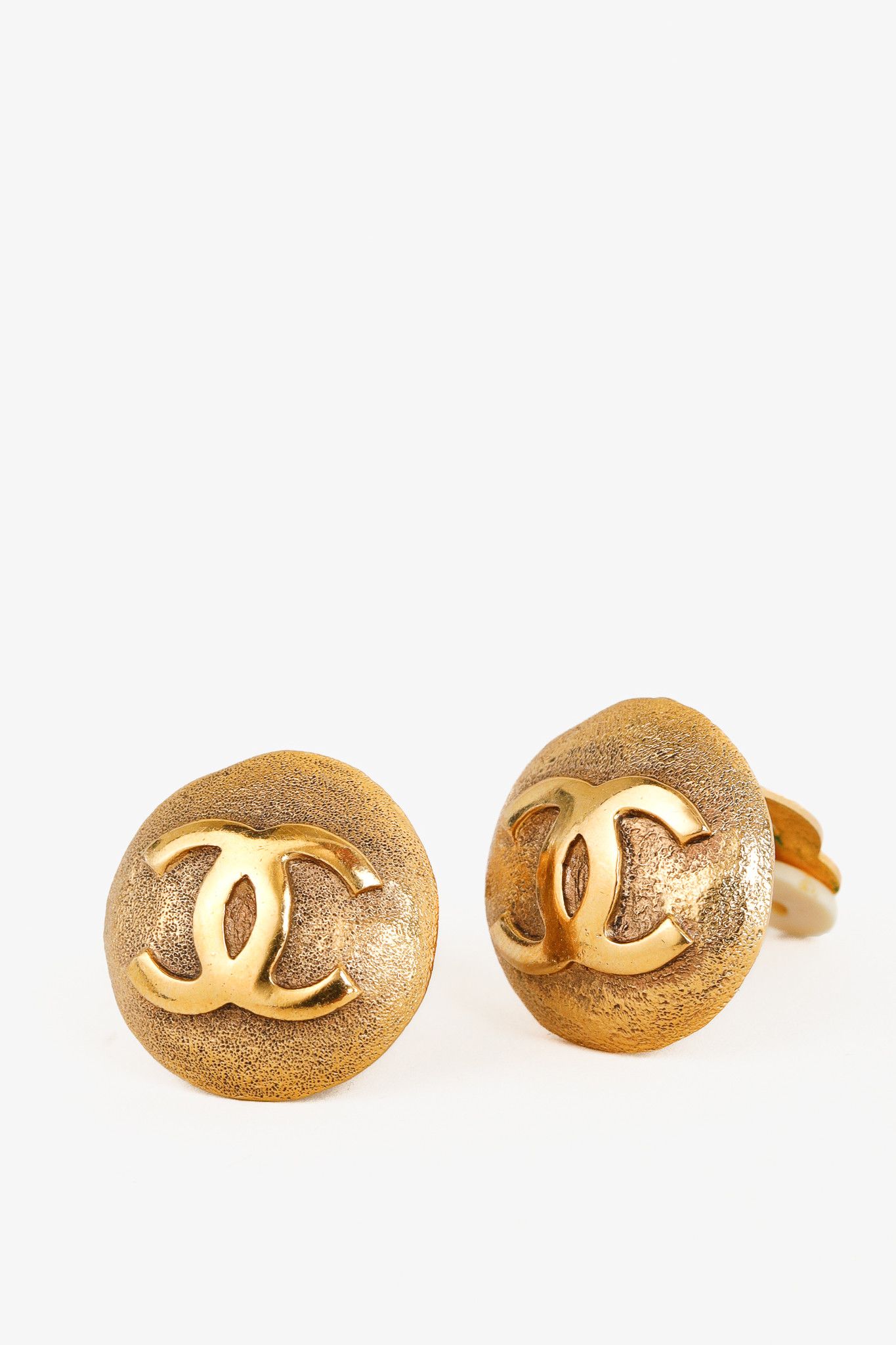 Chanel Chanel Gold-Tone Round Interlocking CC Clip-On Earrings Size ONE SIZE - 1 Thumbnail
