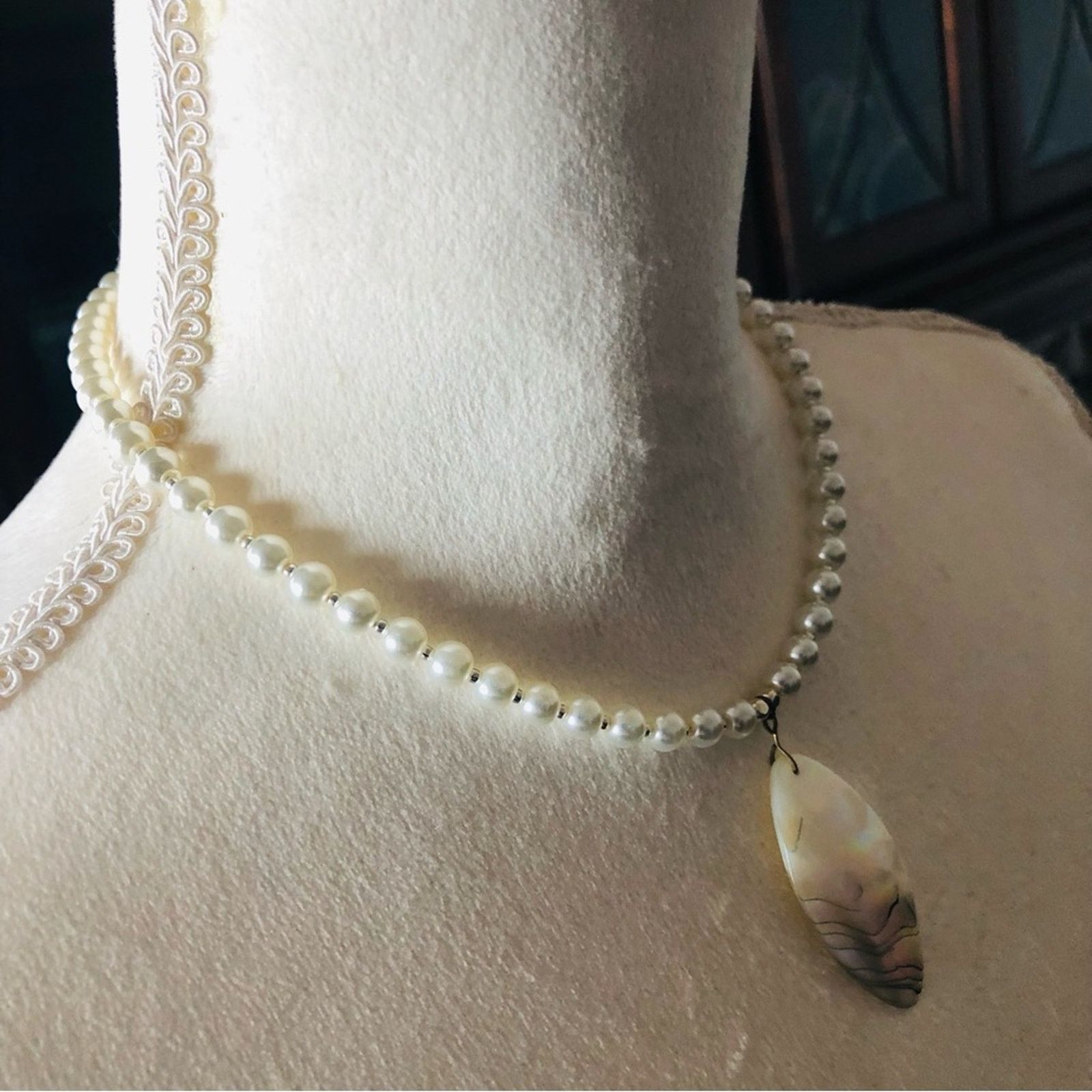 Handmade Handcrafted repurpose elegant shell pendant Pearl necklace Size ONE SIZE - 3 Thumbnail