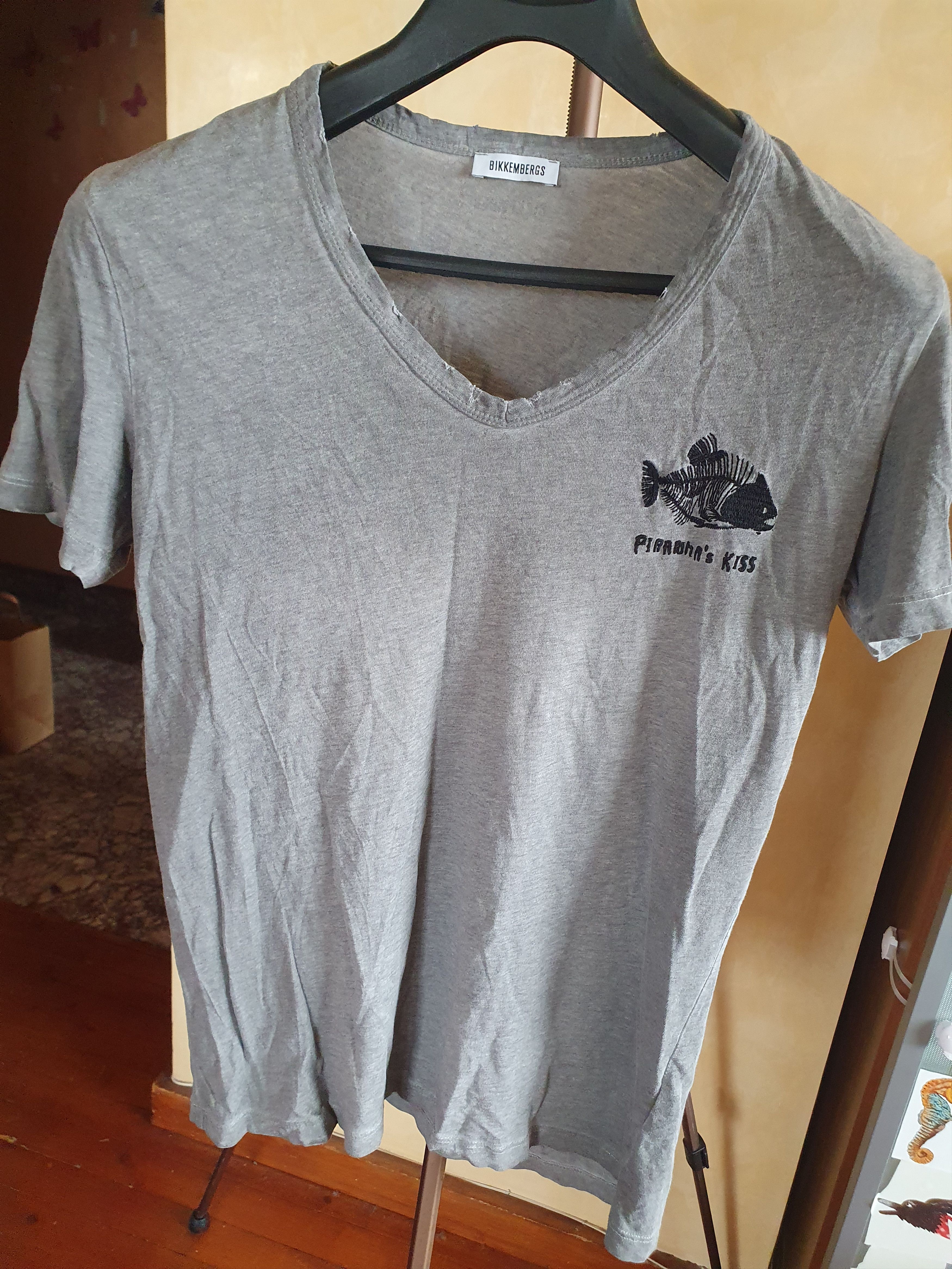 Dirk Bikkembergs Dirk Bikkemberg Piranha's Kiss Distress V-neck tee sz S/M? Size US M / EU 48-50 / 2 - 5 Thumbnail