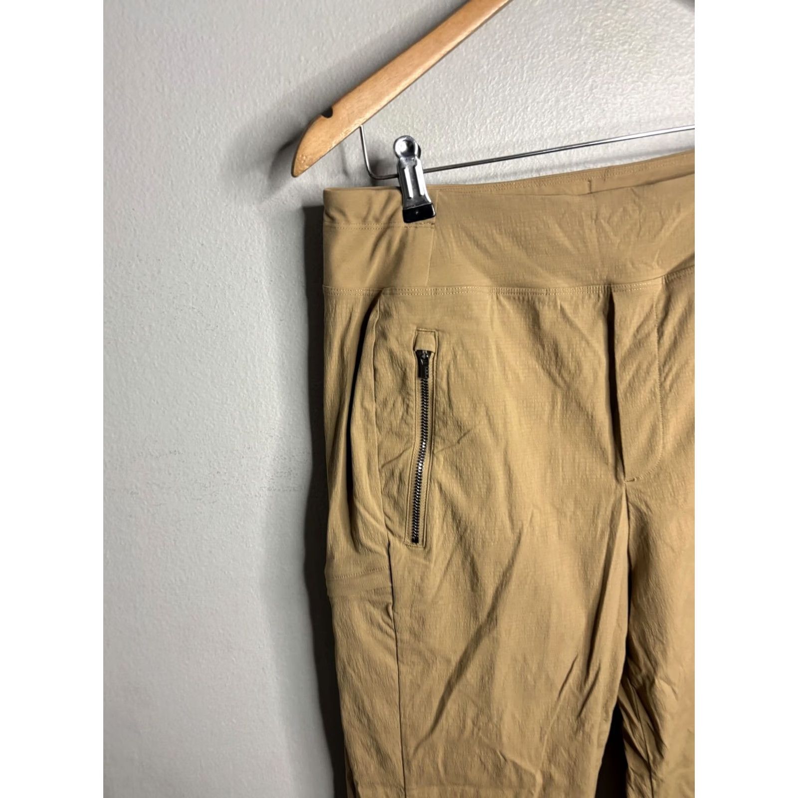 Athleta Athleta Pants Womens 8 Beige Tapered Ankle Pull On Zip Pockets Stretch Hiking Size 30" / US 8 / IT 44 - 2 Thumbnail