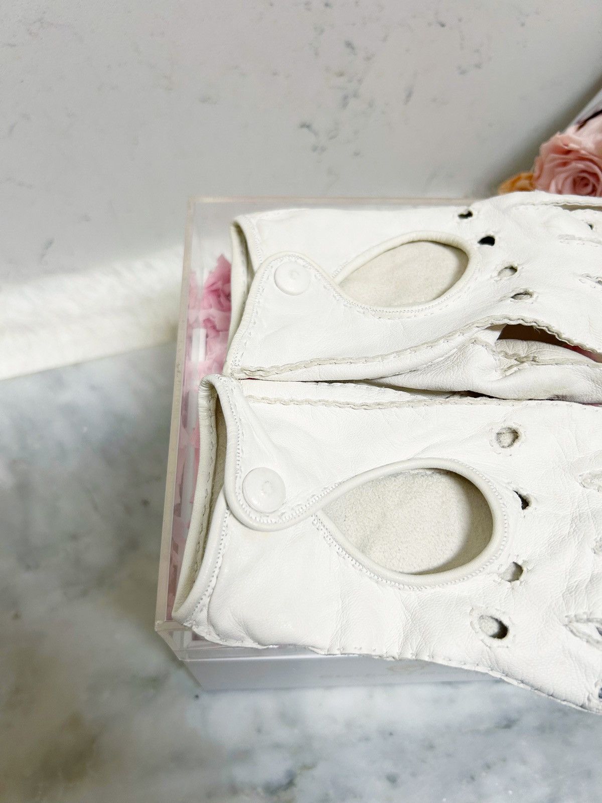 Bottega Veneta Authentic Bottega Veneta White Lambskin Driving Gloves Size ONE SIZE - 9 Thumbnail