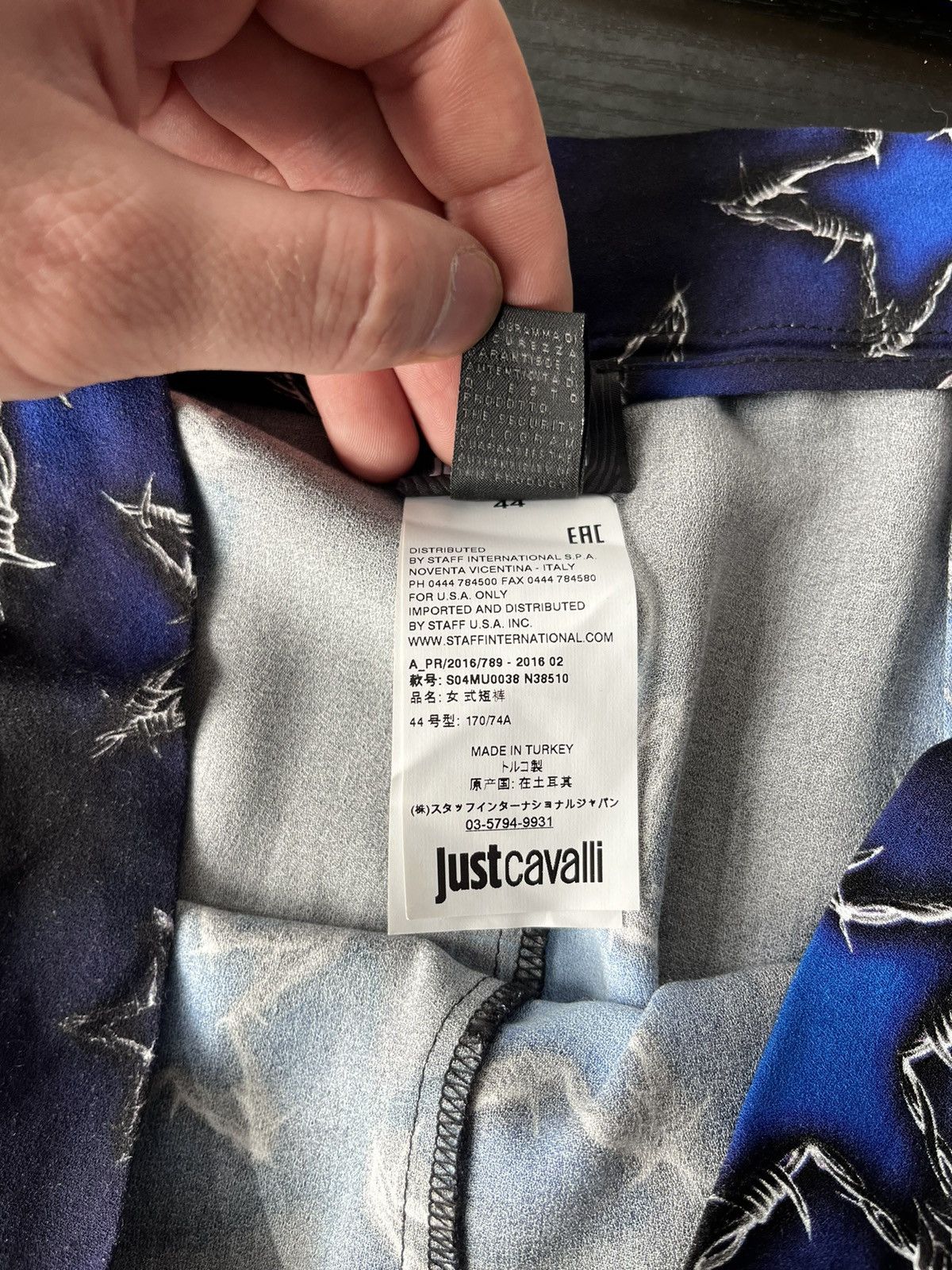 Just Cavalli × Roberto Cavalli Just Cavalli barbwire stars print shorts Size 30" / US 8 / IT 44 - 11 Thumbnail