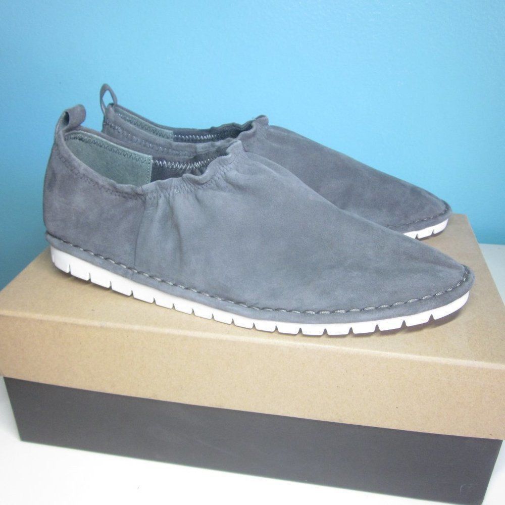 Danier Kelsi Dagger "Royce" Slip On Suede 39 Size 8.5 New in Box Size US 8.5 / IT 38.5 - 13 Thumbnail