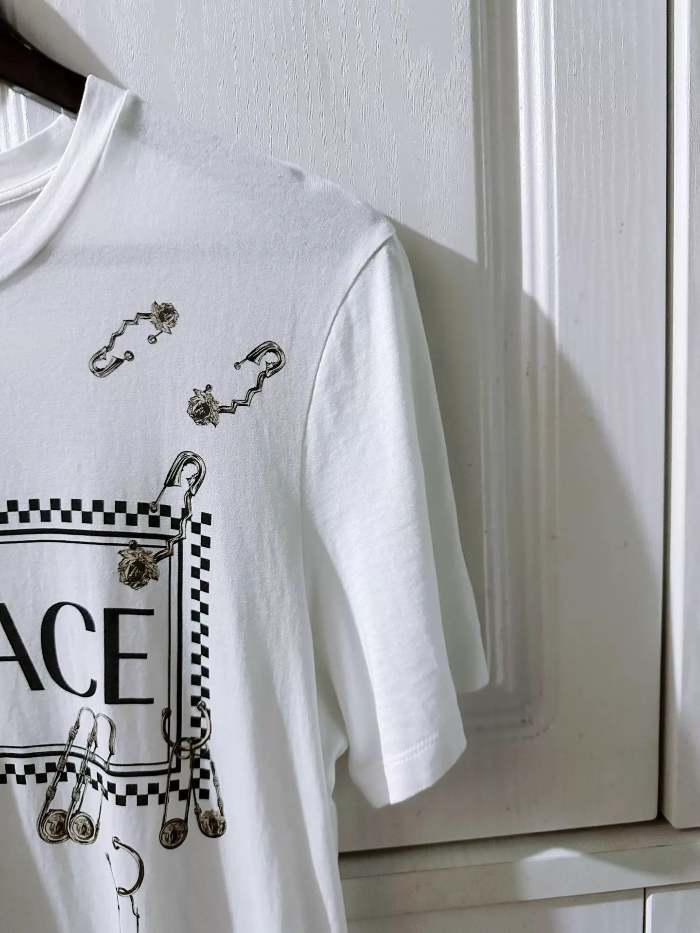 Versace Versace Safety Pin Print Short Sleeve Tee 95 New Size US S / EU 44-46 / 1 - 5 Thumbnail