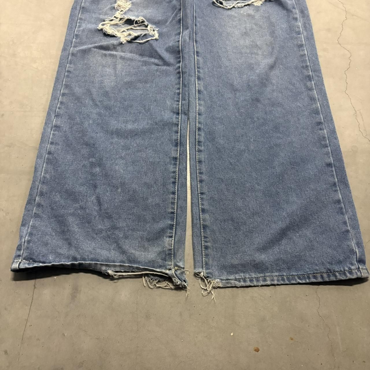 Vintage Crazy Vintage Y2K/2000s Super Baggy Wideleg Ripped Medium Wash Denim Jeans! Size US 28 / EU 44 - 3 Thumbnail