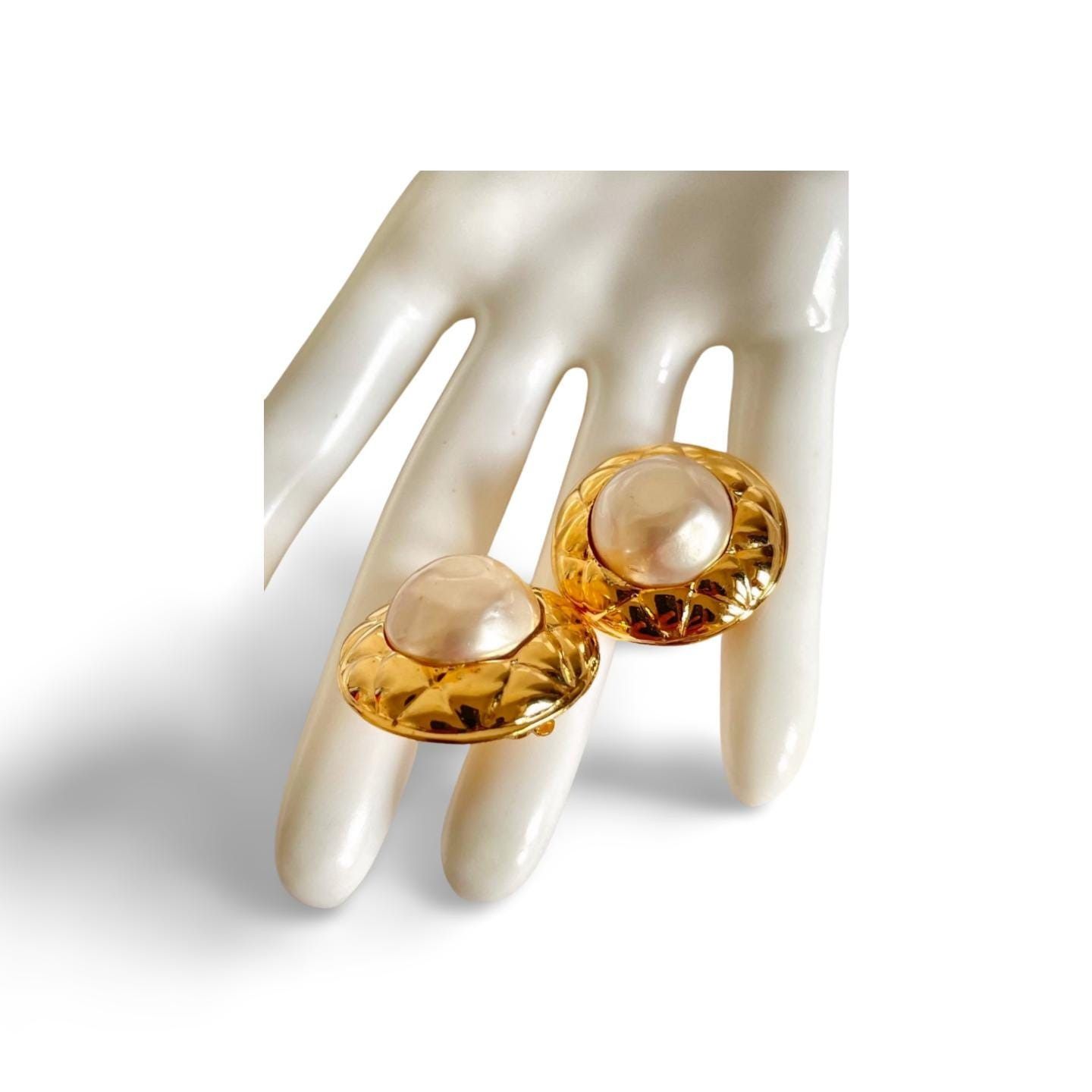 Chanel Vintage CHANEL golden round earrings with faux pearl Size ONE SIZE - 4 Thumbnail