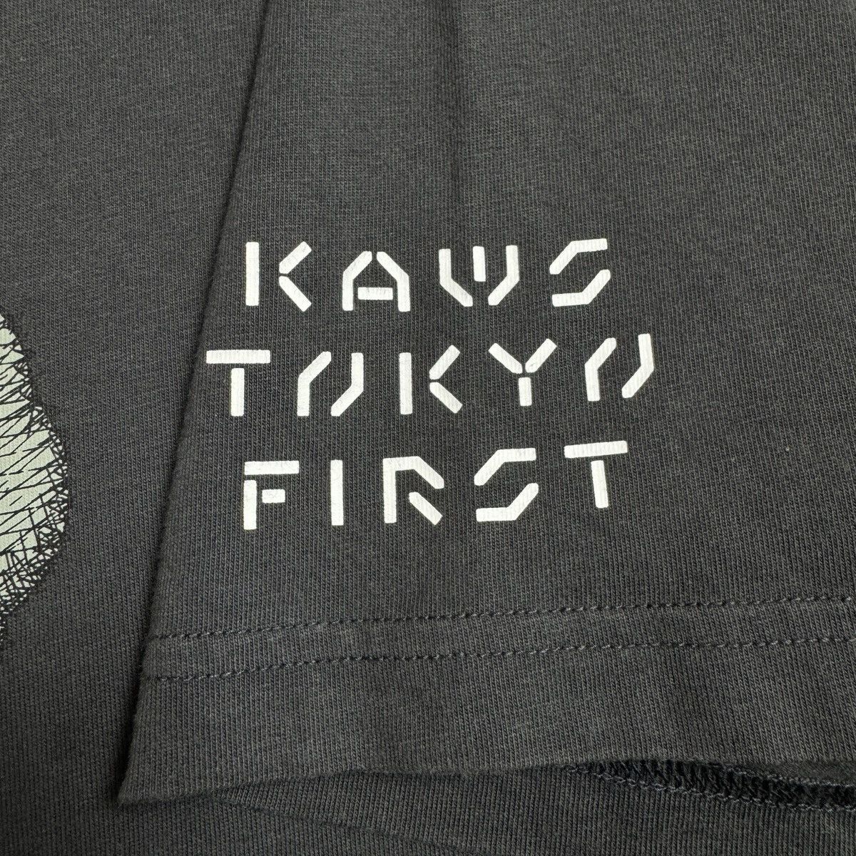 Kaws × Uniqlo Kaws Uniqlo Companion Passing through Tokyo First artist tee Size US XL / EU 56 / 4 - 4 Thumbnail