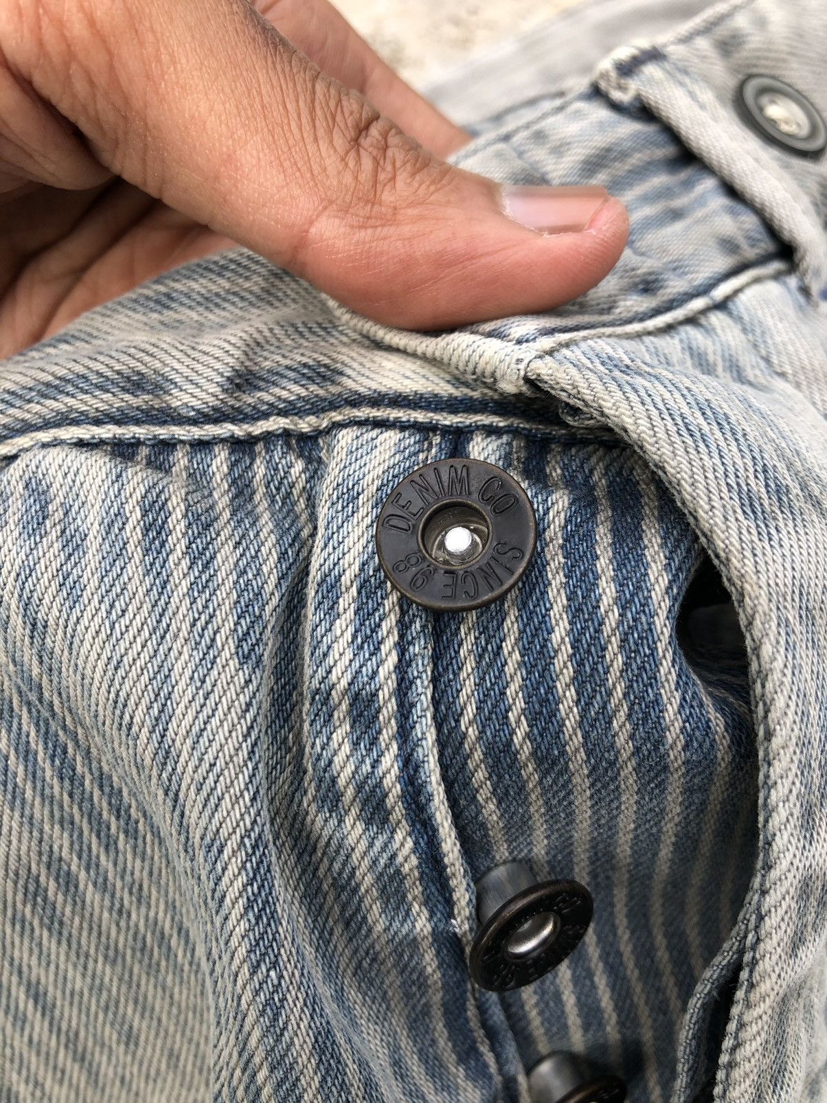 Other FADED STRIPED BUCKLE BACK JEANS BY DENIM CO Size US 33 - 7 Thumbnail