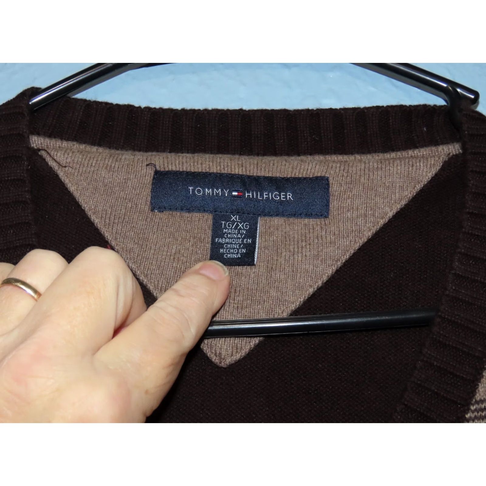 Tommy Hilfiger Tommy Hilfiger Men’s XL V Neck Sweater Brown Geometric Logo Knit Pullover Regular Fit Long Sleeve Men’s Size US XL / EU 56 / 4 - 4 Thumbnail