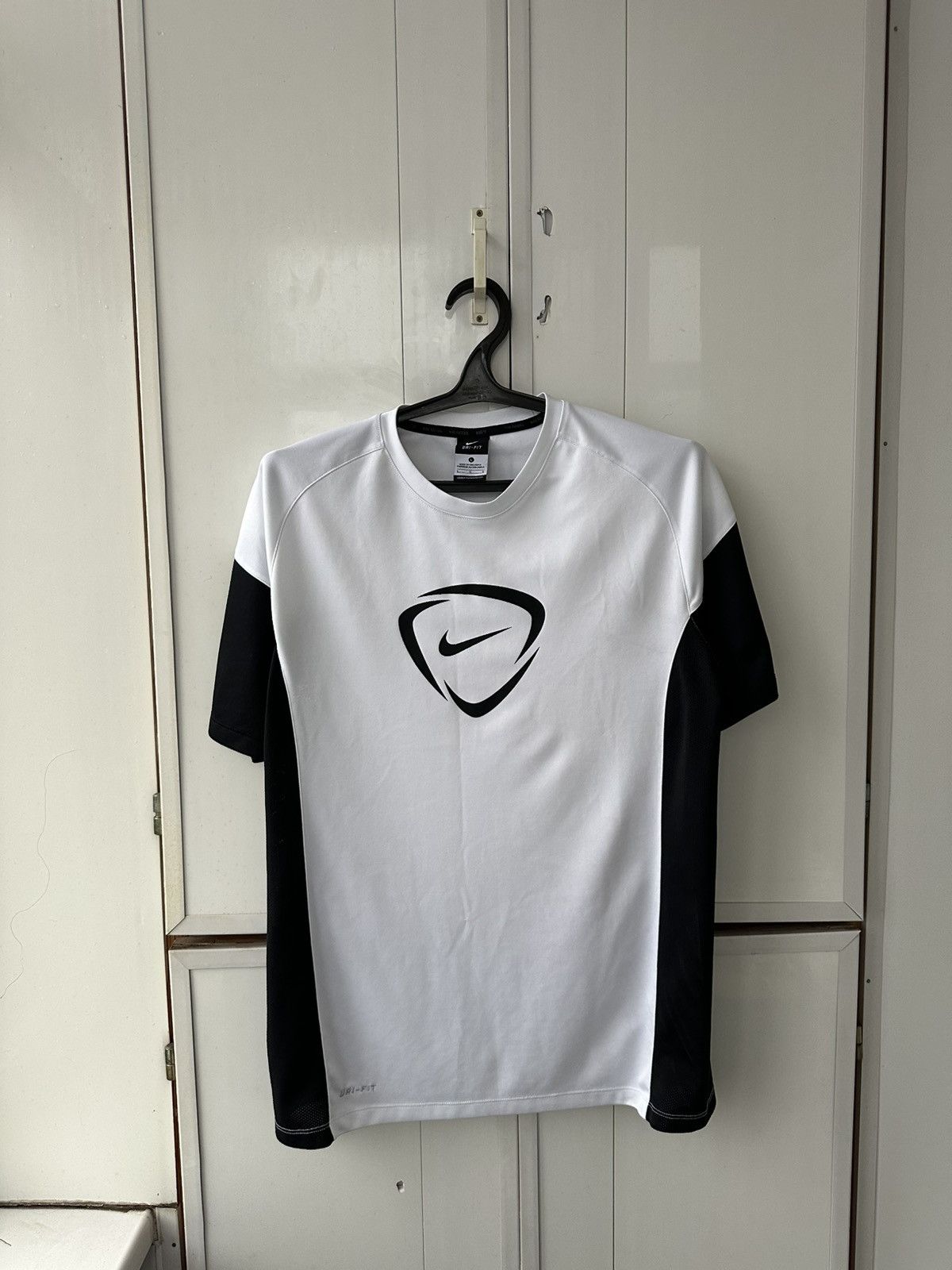 Nike Vintage Nike T-shirt Centre Logo Size US L / EU 52-54 / 3 - 1 Thumbnail