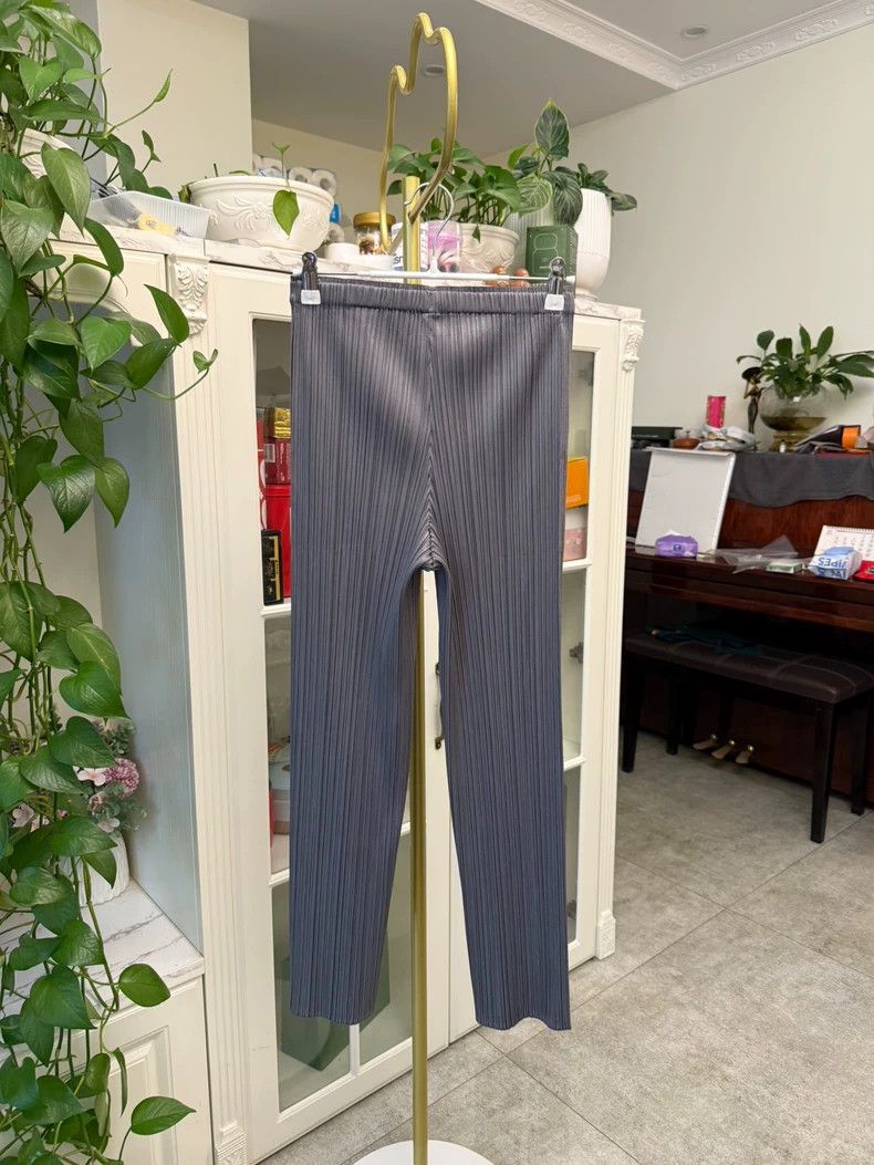 Issey Miyake Issey Miyake size:2 Dark grey pleated straight-leg pants Size 31" - 5 Thumbnail