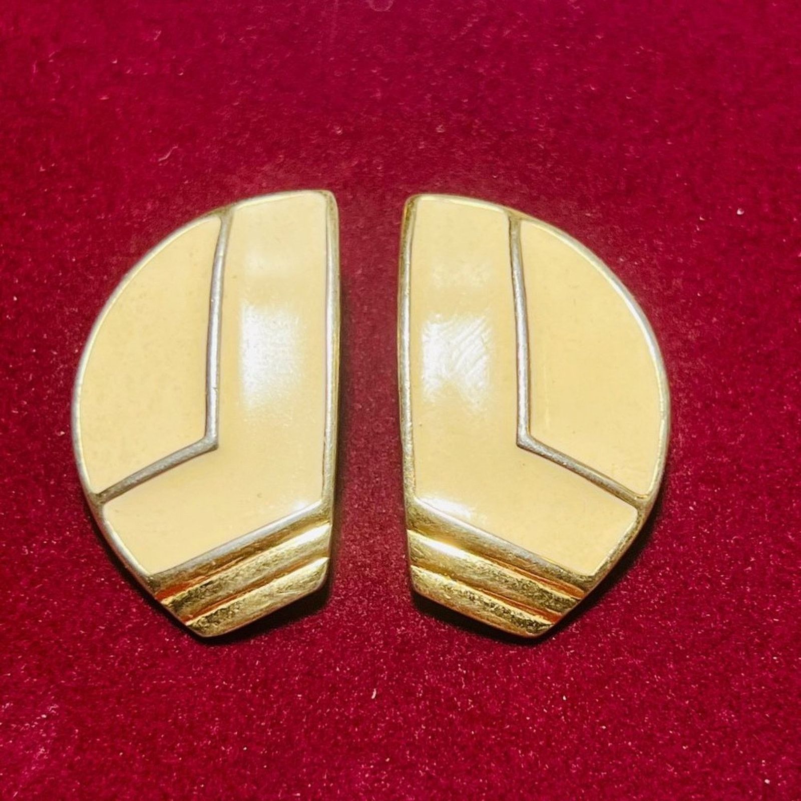 & Other Stories Vintage Trifari - Cream Half Shield Gold tone Clip Earrings Size ONE SIZE - 1 Thumbnail