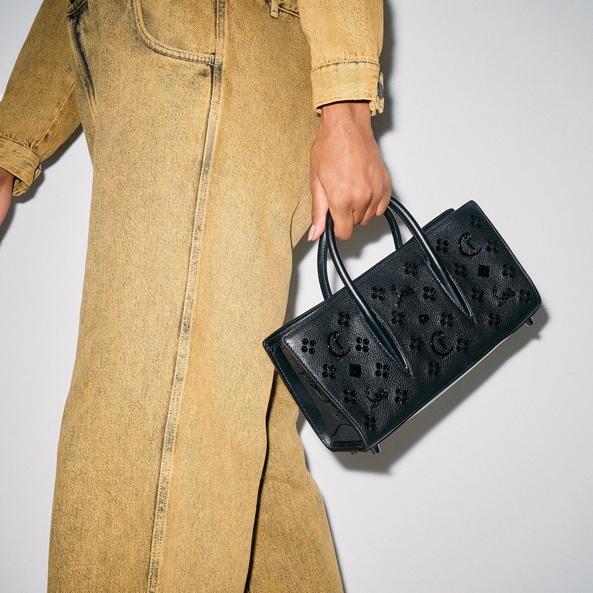 o1s1wg110125 Size: OS/Paloma Handbag in Black