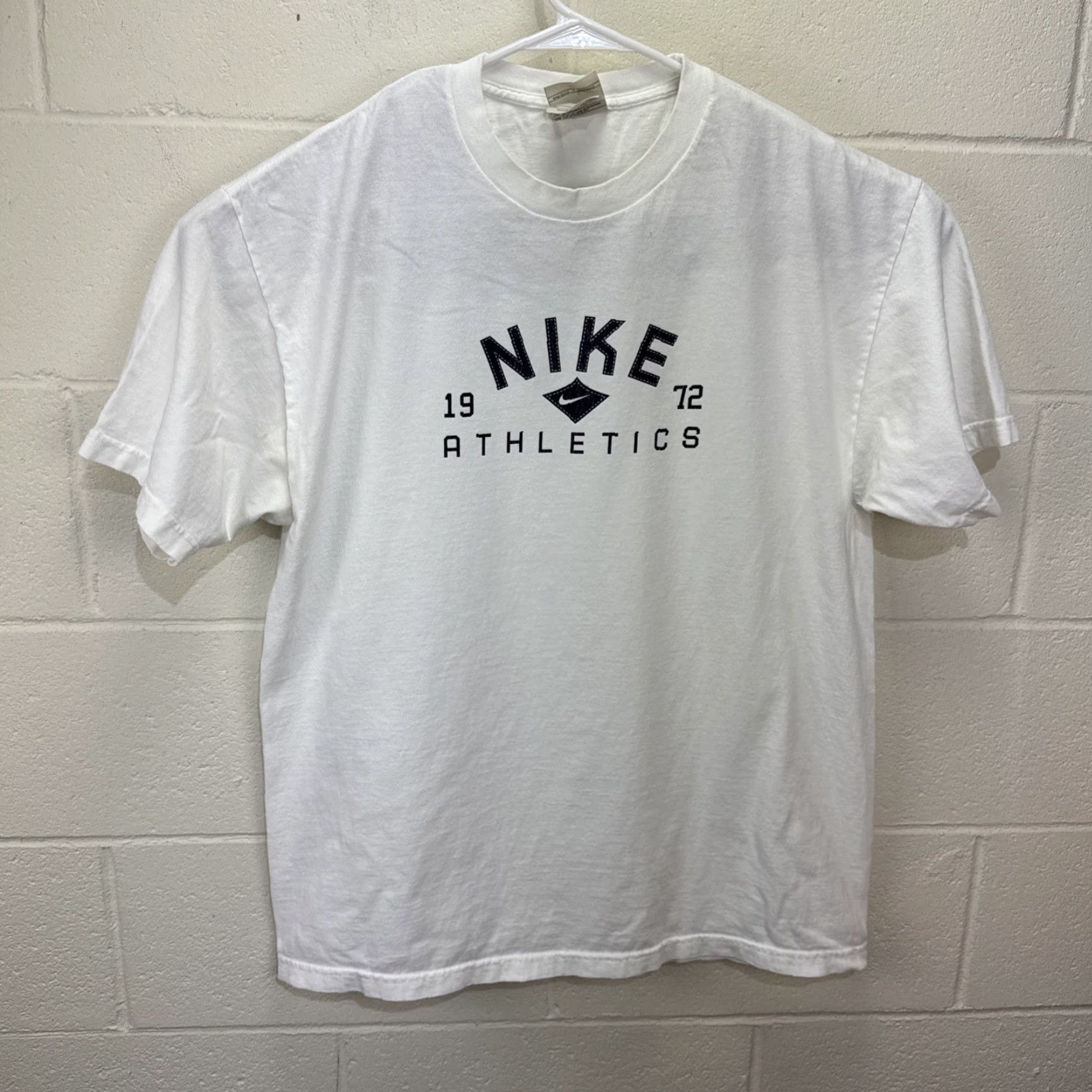 Nike VINTAGE Nike T-Shirt Swoosh 1972 Graphic White Mens XL Crew Neck Short Sleeve 2000s Sports 80s 90s Size US XL / EU 56 / 4 - 2 Thumbnail