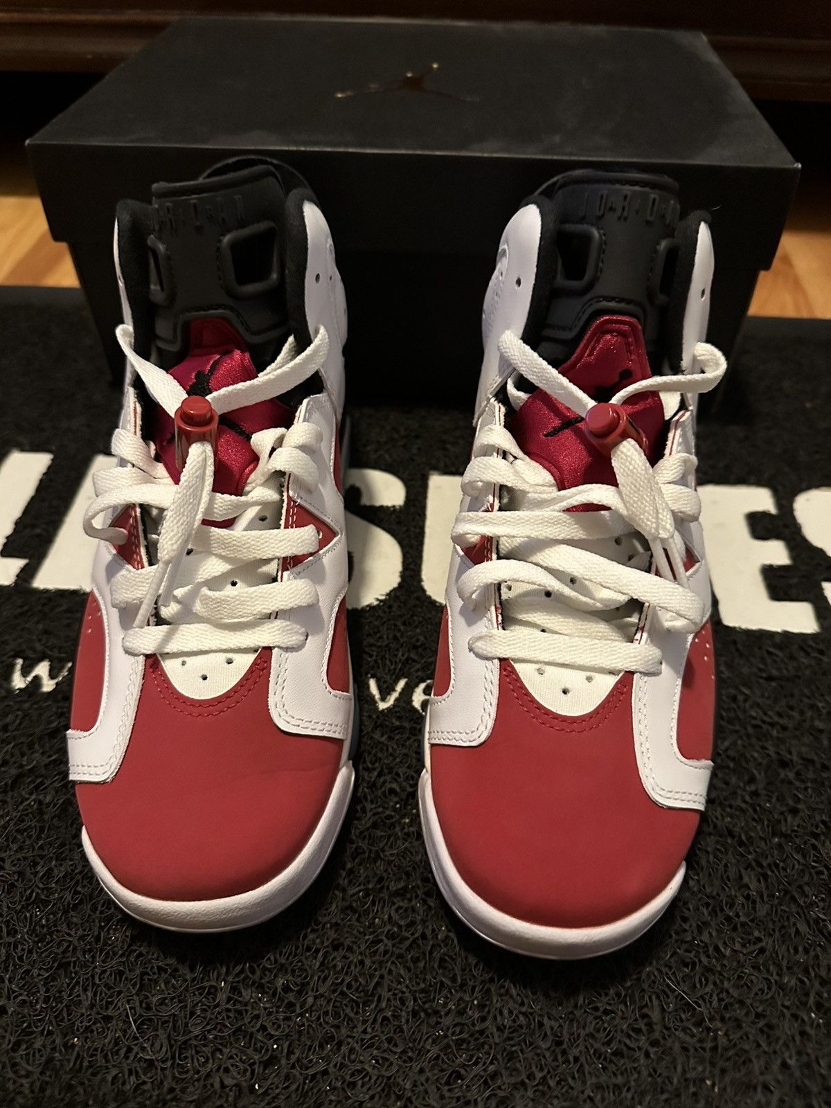 Jordan Brand SIZE 7 - AIR JORDAN RETRO 6 CARMINE Size US 7 / EU 40 - 1 Thumbnail