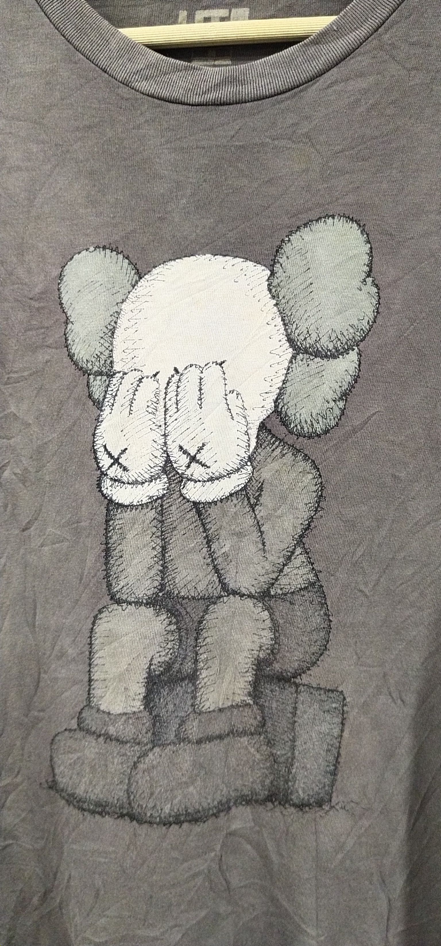 Kaws × Uniqlo Final Drop Uniqlo x Kaws Tshirt Size US M / EU 48-50 / 2 - 7 Thumbnail