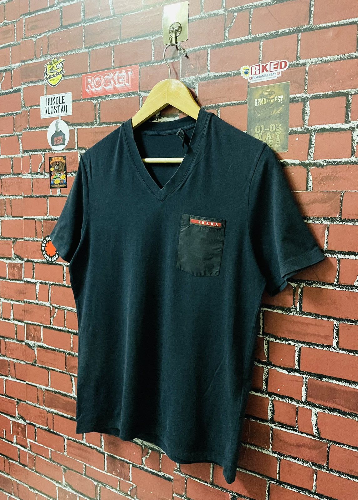 PRADA V NECK RUBBER LOGO SINGLE POCKET SHIRTS