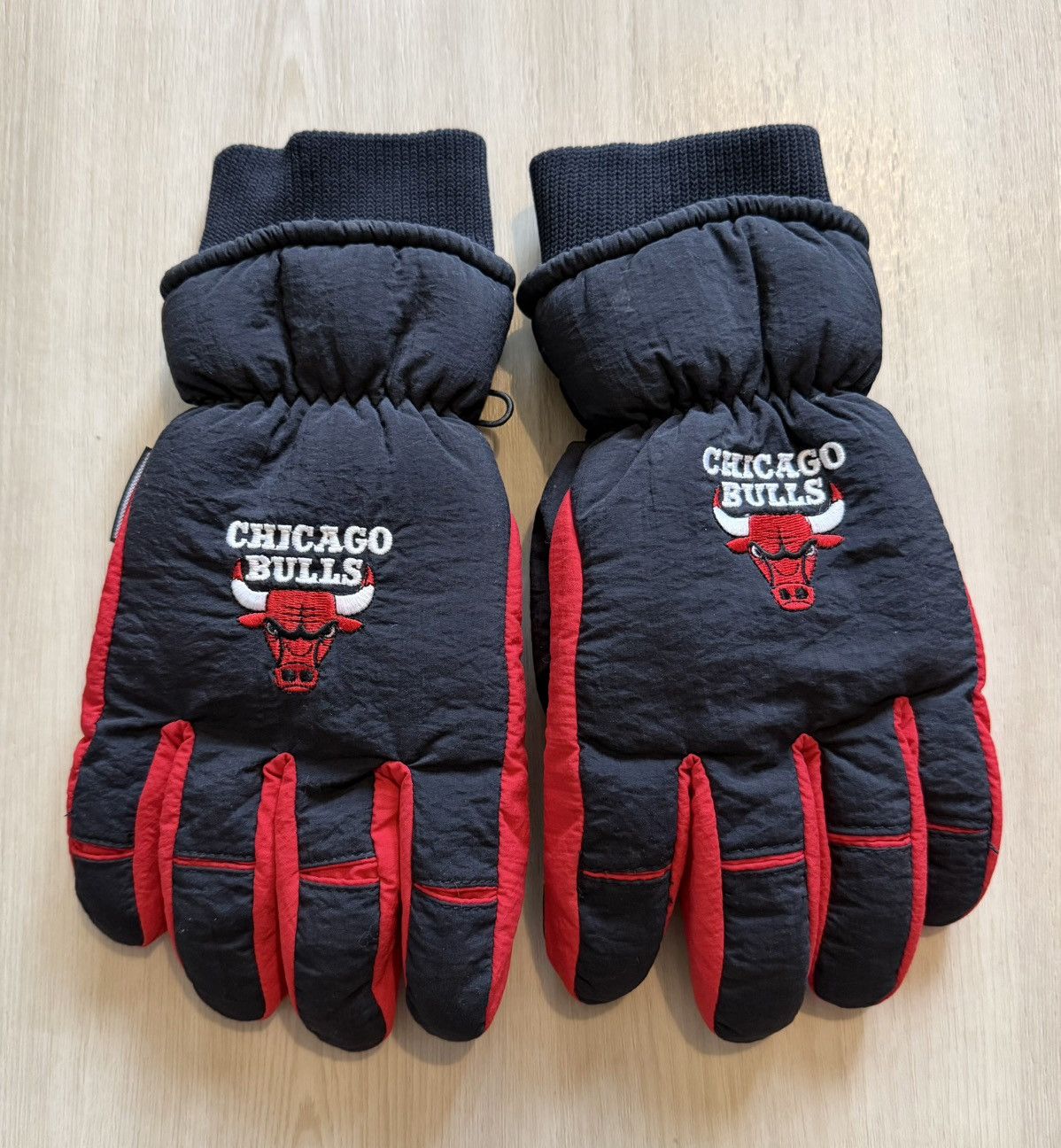 Vintage 90s Chicago Bulls NBA Thinsulate Winter Ski Gloves Size S/M Size ONE SIZE - 1 Thumbnail