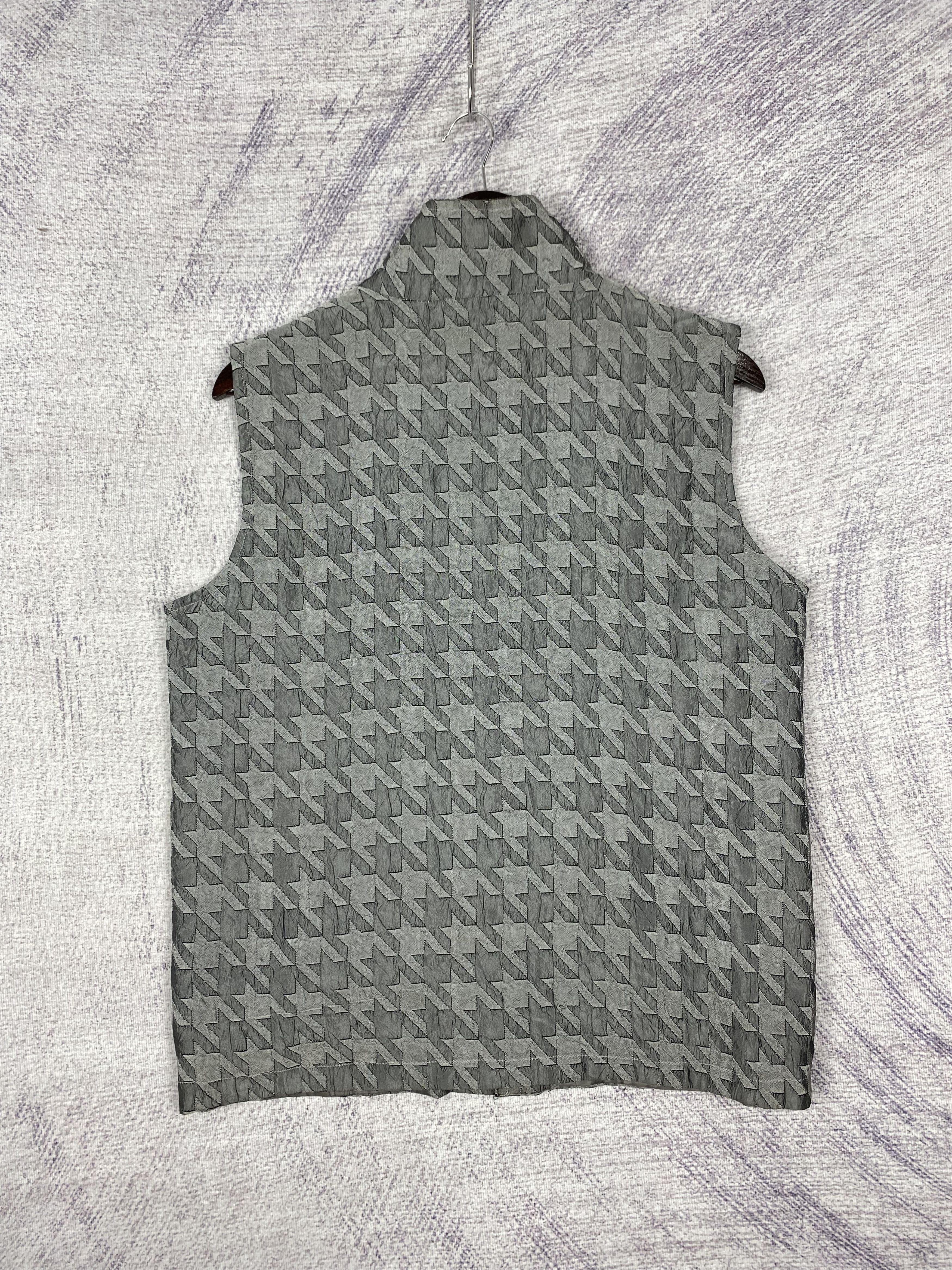 Japanese Brand Vintage Japanese Brand Zip Up Camo Nylon Vests Size US S / EU 44-46 / 1 - 4 Thumbnail