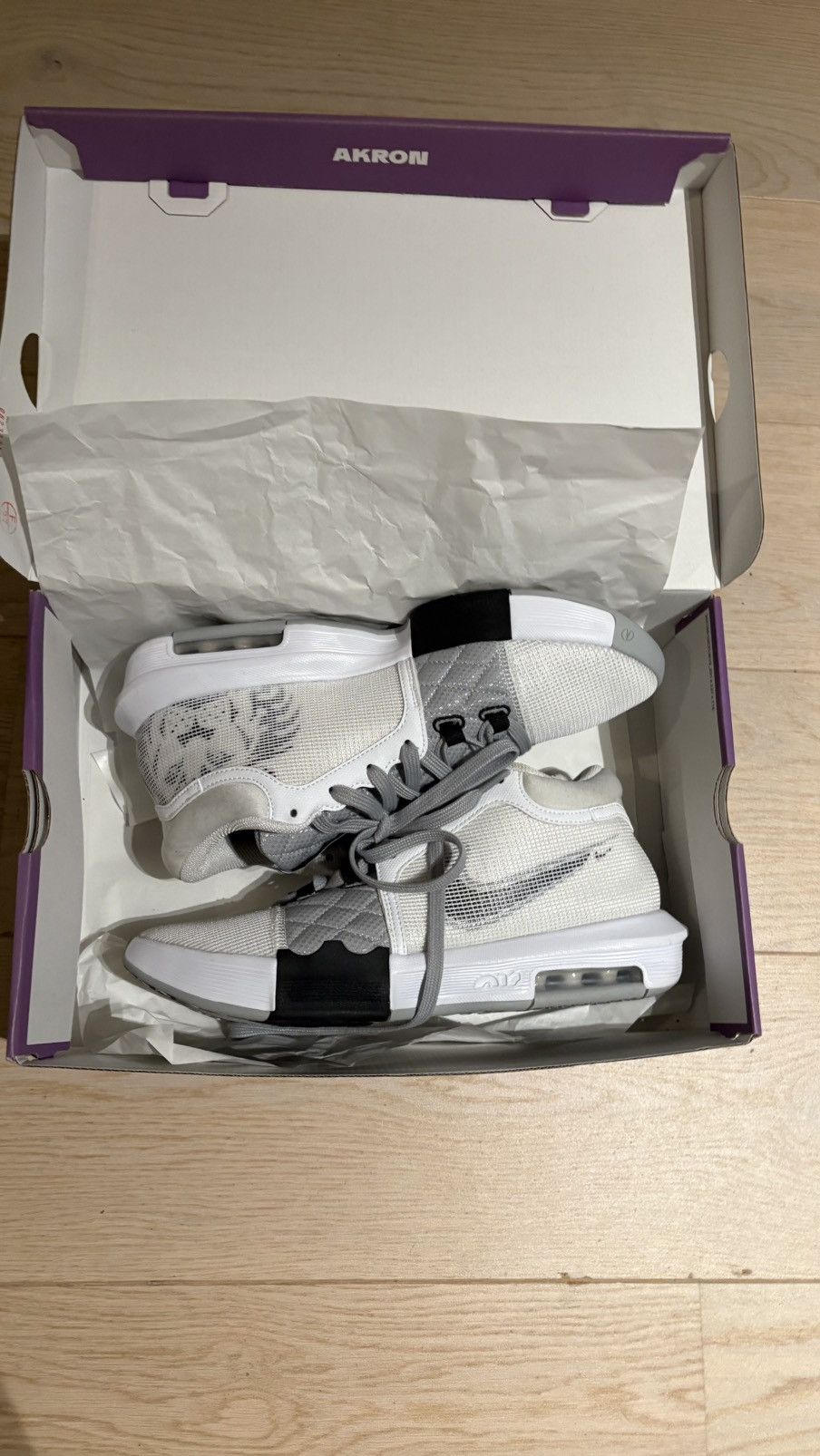 Nike Lebron Witness VIII Size US 10 / EU 43 - 1 Thumbnail