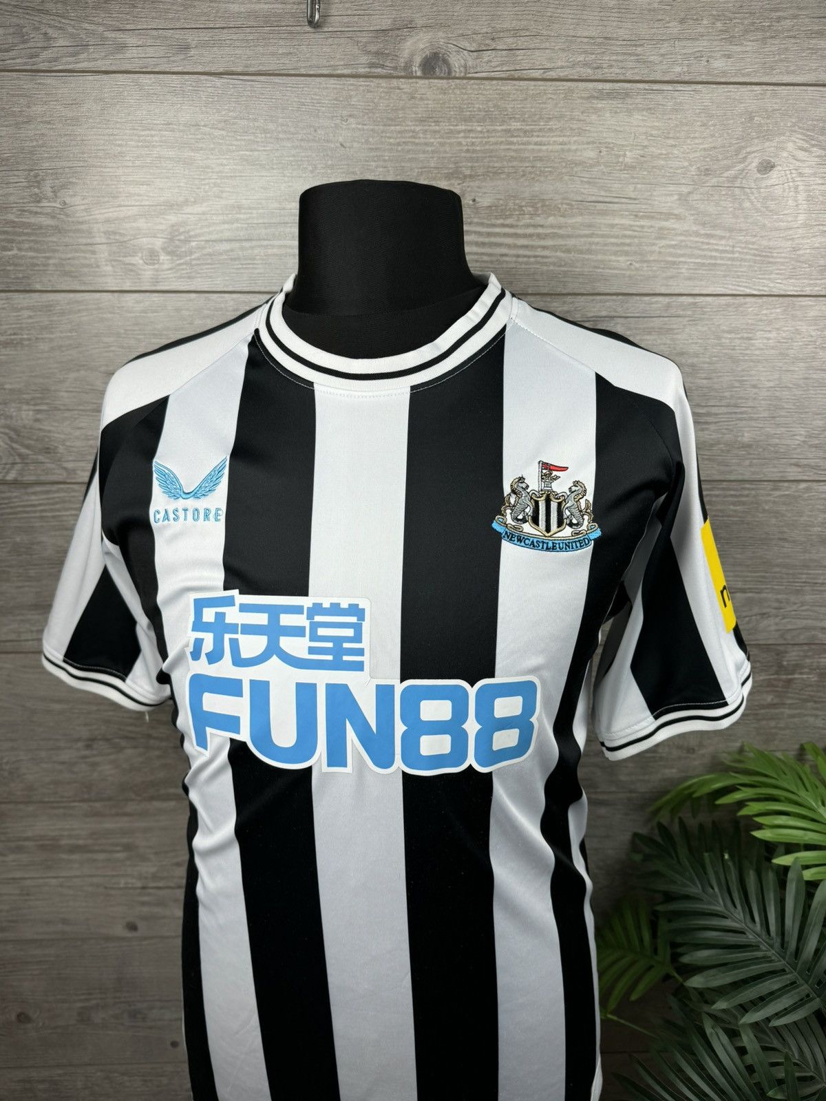 Castore NEWCASTLE UNITED ALMIRON #24 FOOTBALL SOCCER SHIRT CASTORE Size US L / EU 52-54 / 3 - 1 Thumbnail